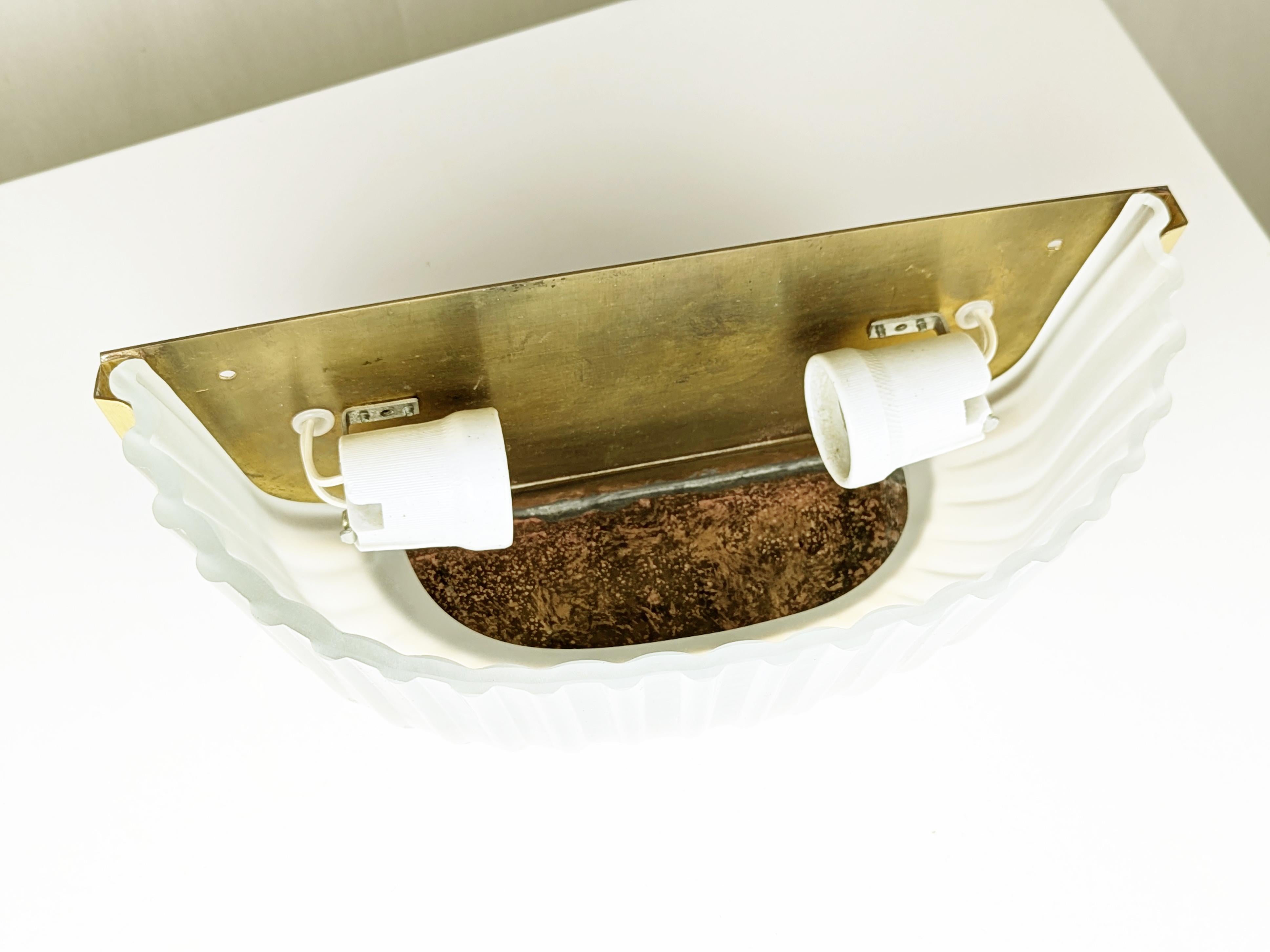 Italian Mid-Century Brass and Molded/sandblasted Glass Sconce For Sale 2