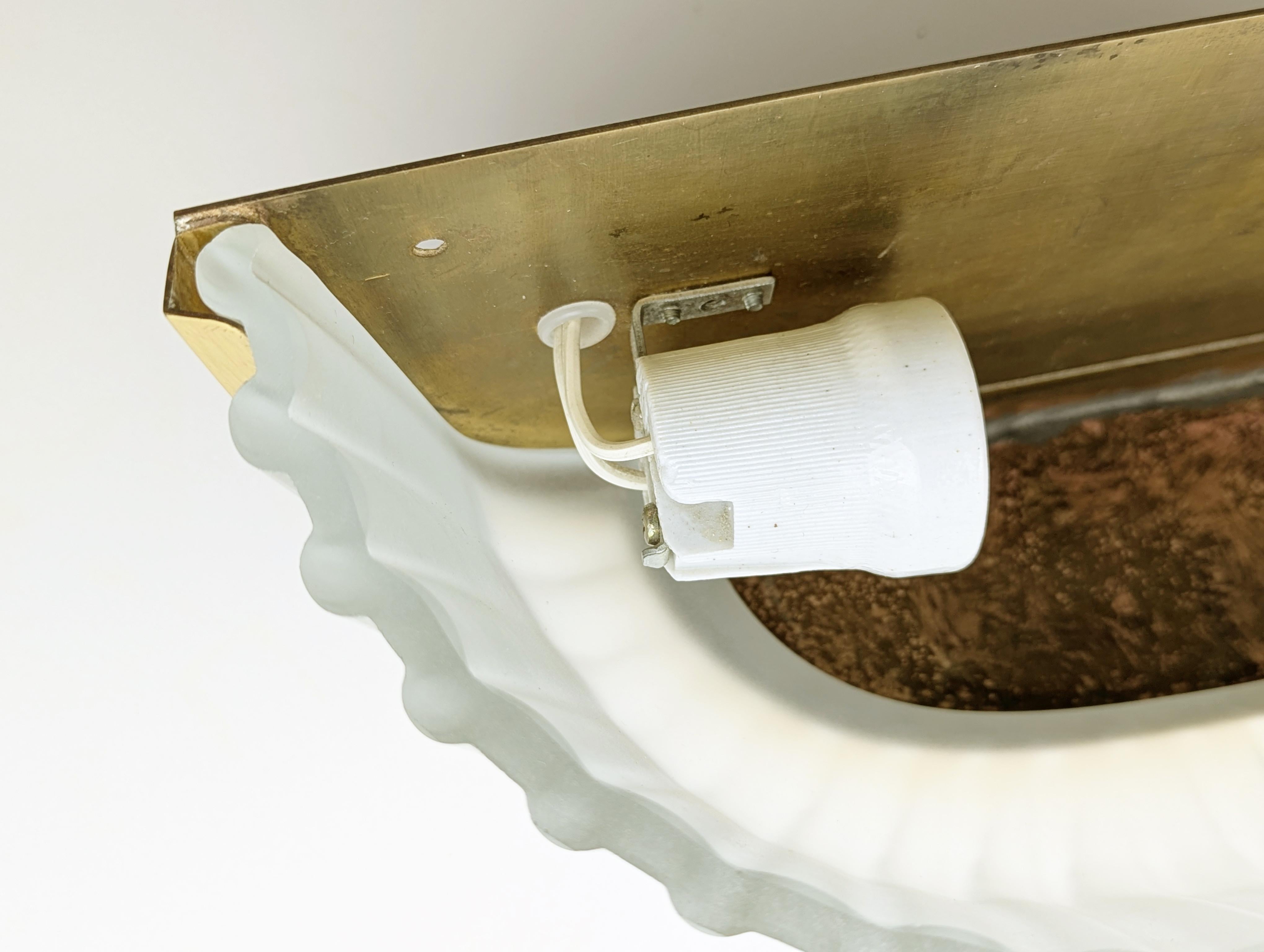 Italian Mid-Century Brass and Molded/sandblasted Glass Sconce For Sale 3
