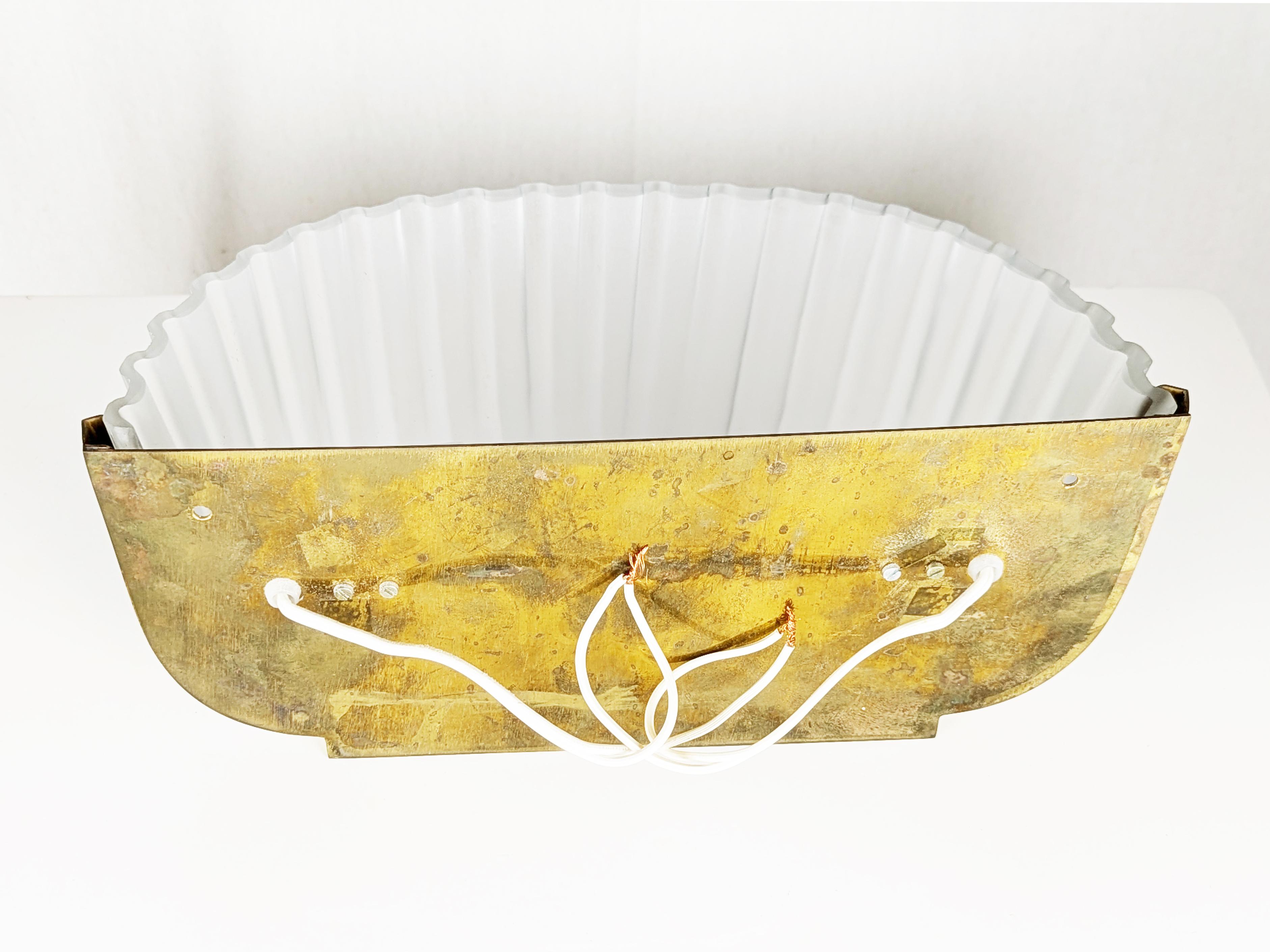 Italian Mid-Century Brass and Molded/sandblasted Glass Sconce For Sale 4
