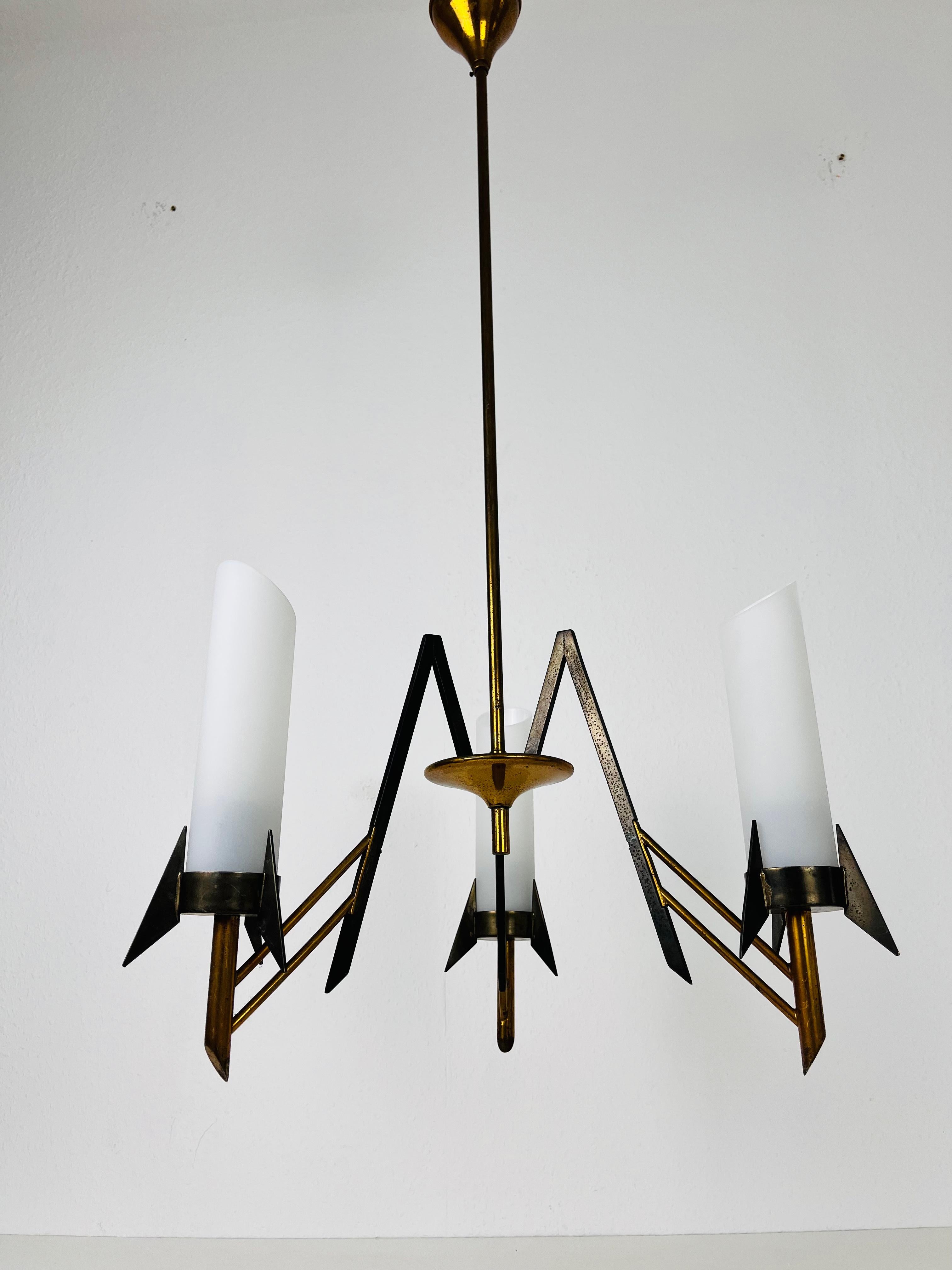 Italian Mid-Century Brass and Opaline Glass 3-Arm Chandelier, 1960s In Good Condition For Sale In Hagenbach, DE