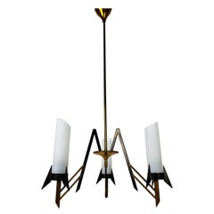 Lampadario a tre bracci in ottone e vetro opalino della metà del secolo scorso, anni '60