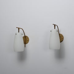 Applique da parete in ottone e vetro opalino della metà del secolo scorso
