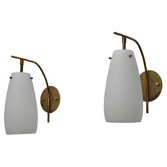 Appliques murales italiennes du milieu du siècle en laiton et verre opalin