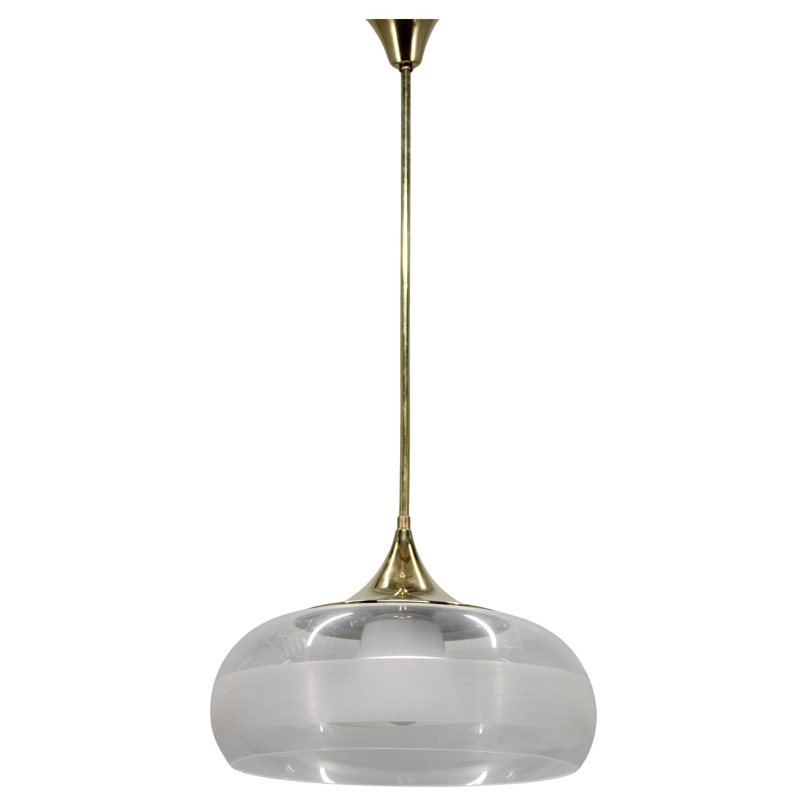 Lampada a sospensione in ottone e plastica della metà del secolo scorso, anni 
70