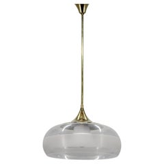 Lampada a sospensione in ottone e plastica della metà del secolo scorso, anni 
70