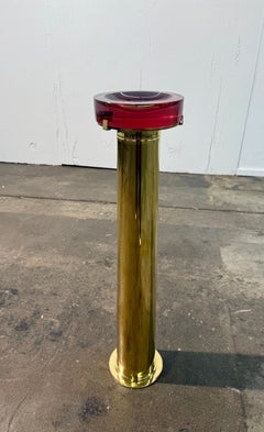 Cenicero italiano de mediados de siglo con pedestal de latón y lucita roja, década de los 70
