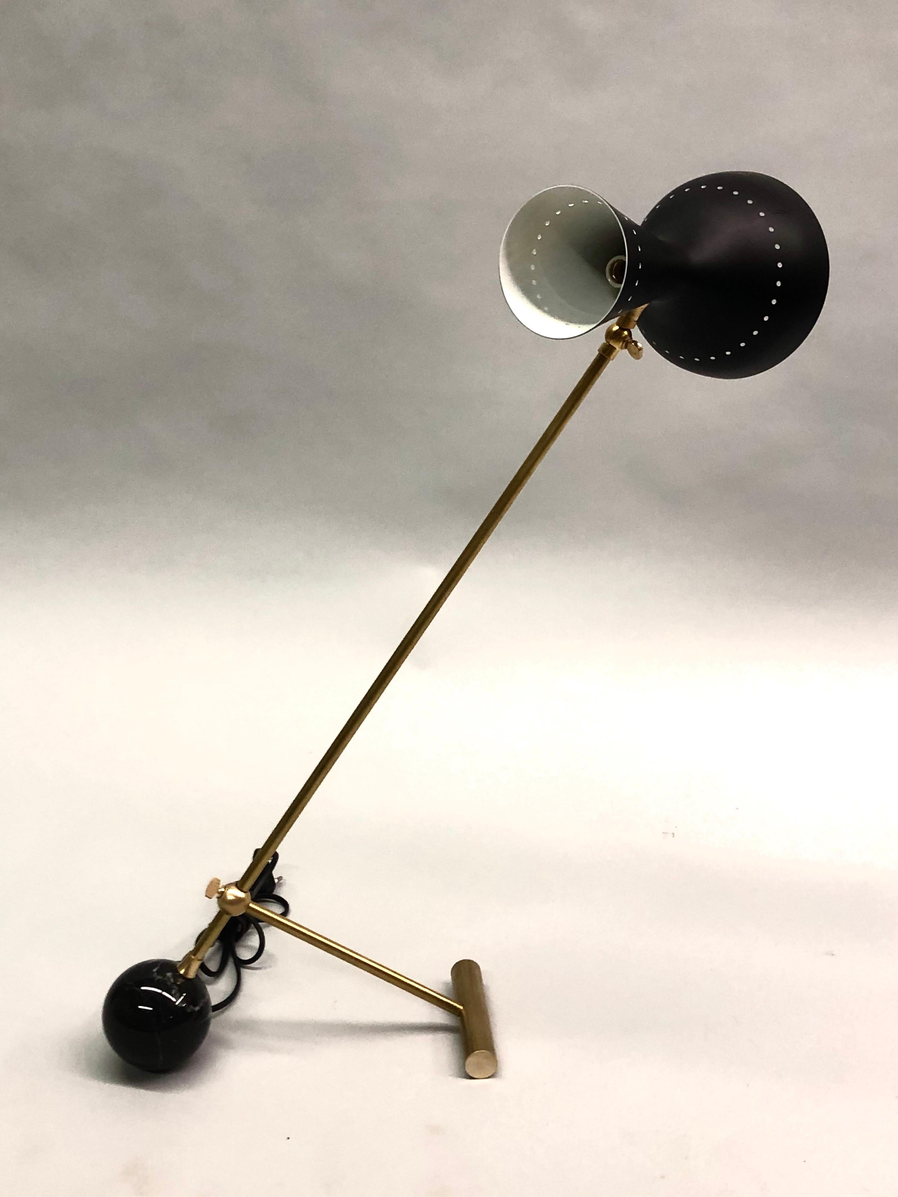 Italian Midcentury Brass Articulating and Counter-Balance Desk Lamp, Arredoluce In Excellent Condition For Sale In New York, NY