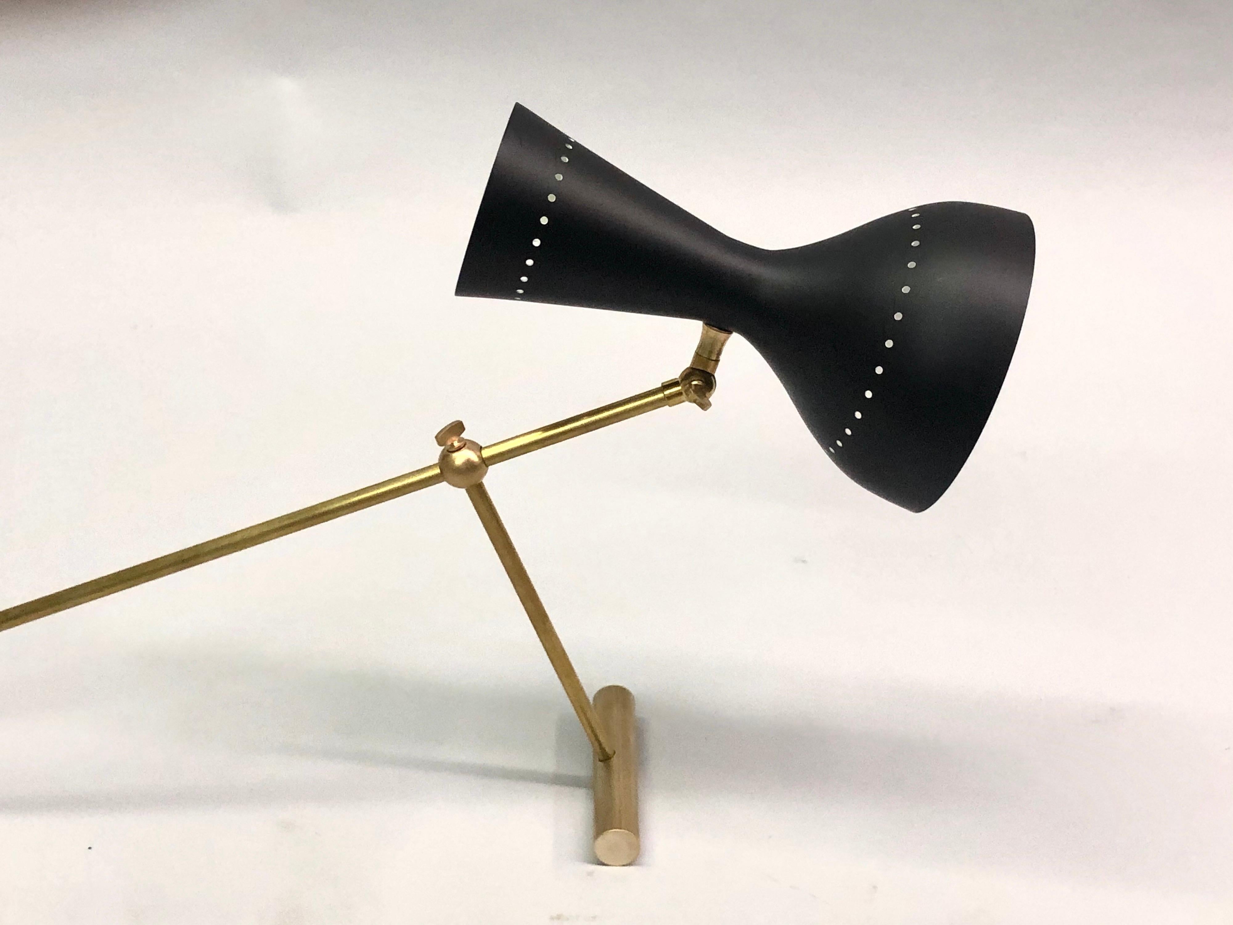 Italian Midcentury Brass Articulating and Counter-Balance Desk Lamp, Arredoluce For Sale 3