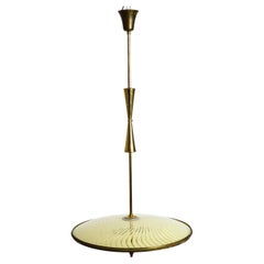 Lampada da soffitto in ottone della metà del secolo scorso con un elegante paralume in vetro doppio