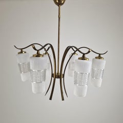 Lampadario italiano di metà secolo in ottone con paralumi in vetro di Murano, anni '60