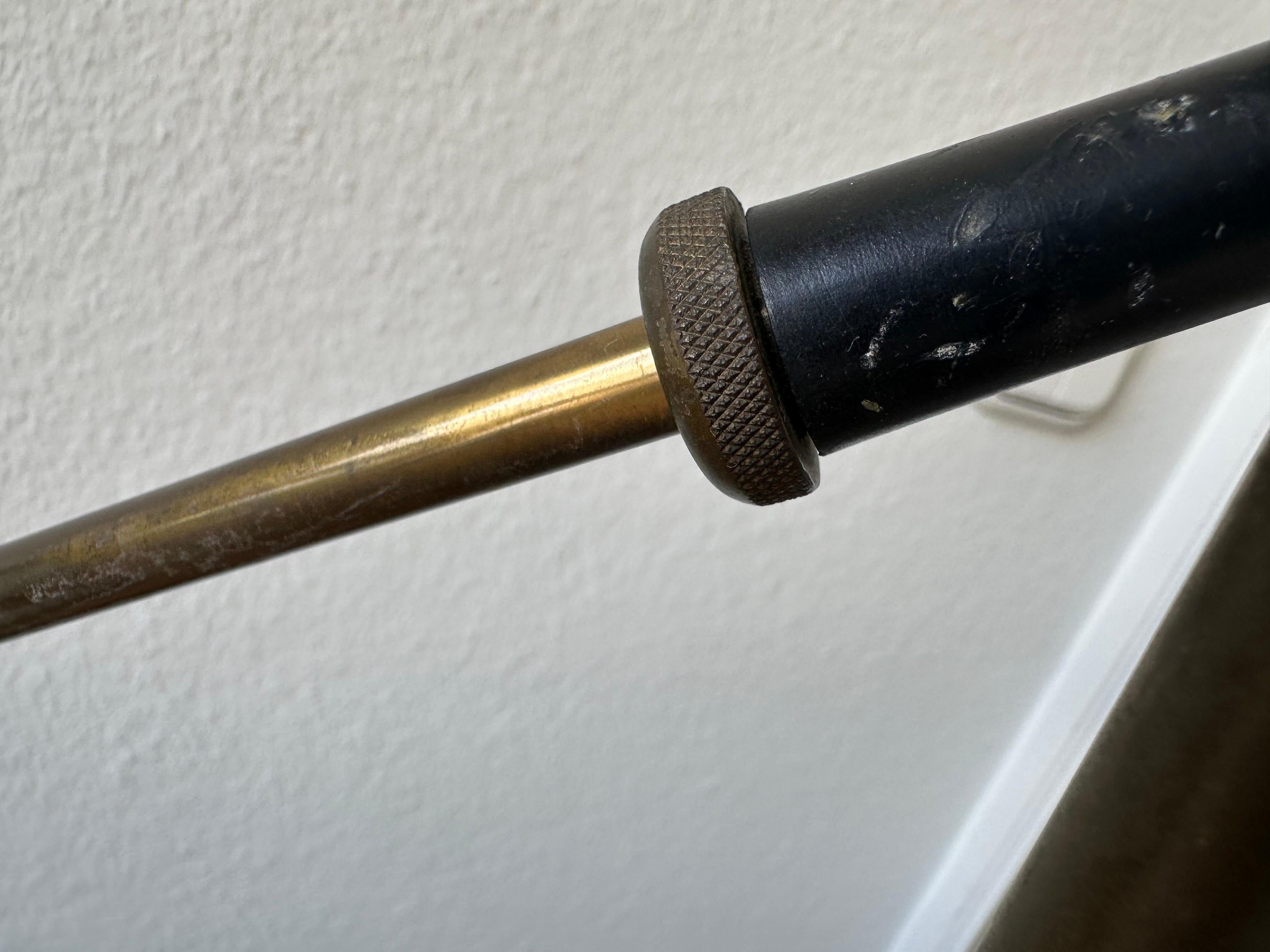 Lampada da scrivania in ottone della metà del secolo attribuita a Vittoriano Viganò in vendita 2