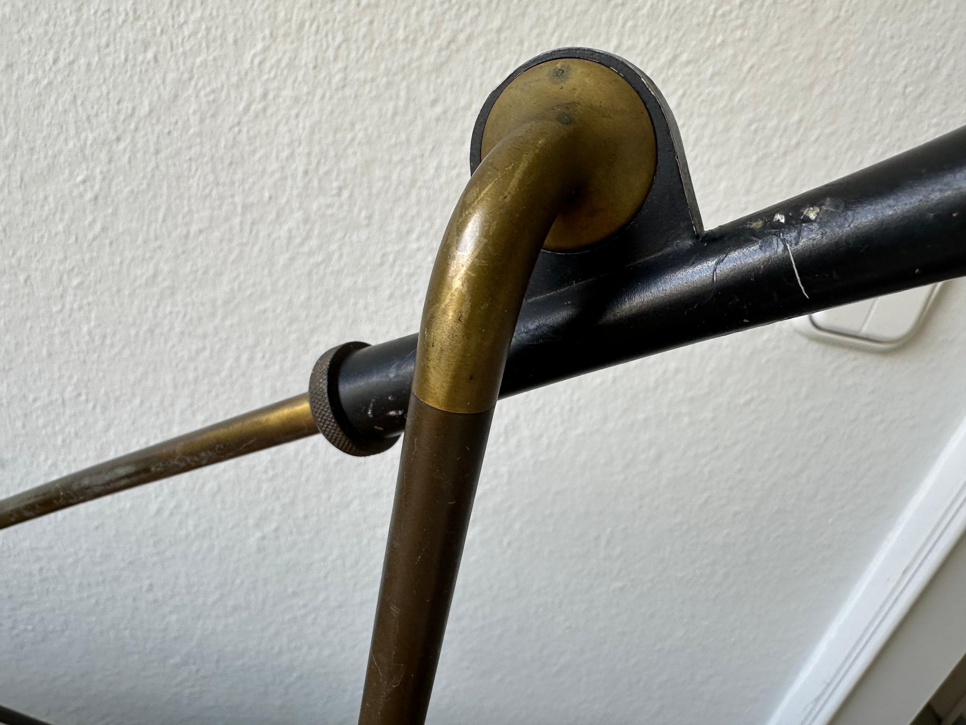 Lampada da scrivania in ottone della metà del secolo attribuita a Vittoriano Viganò in vendita 3