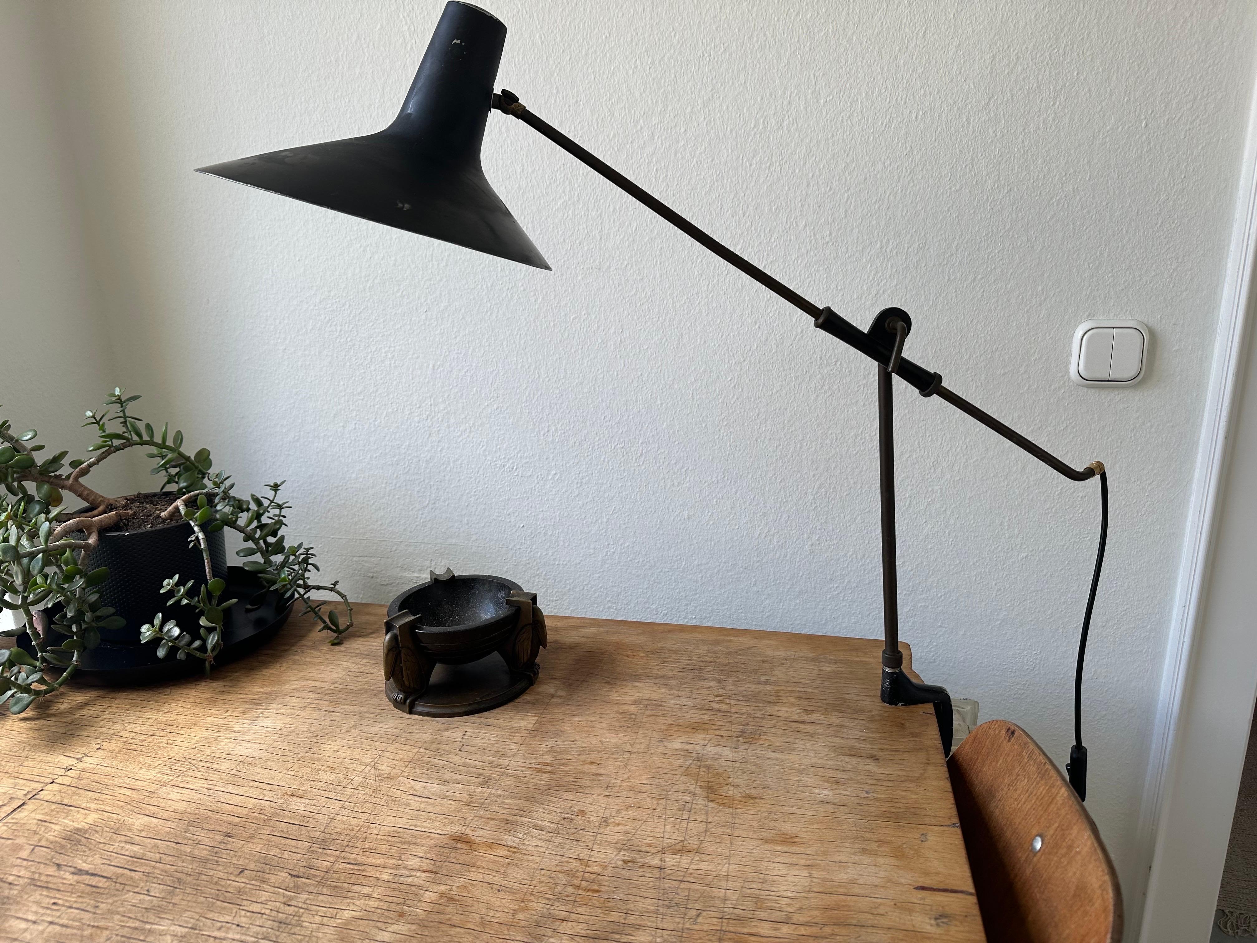 Lampada da scrivania in ottone della metà del secolo attribuita a Vittoriano Viganò in vendita 7