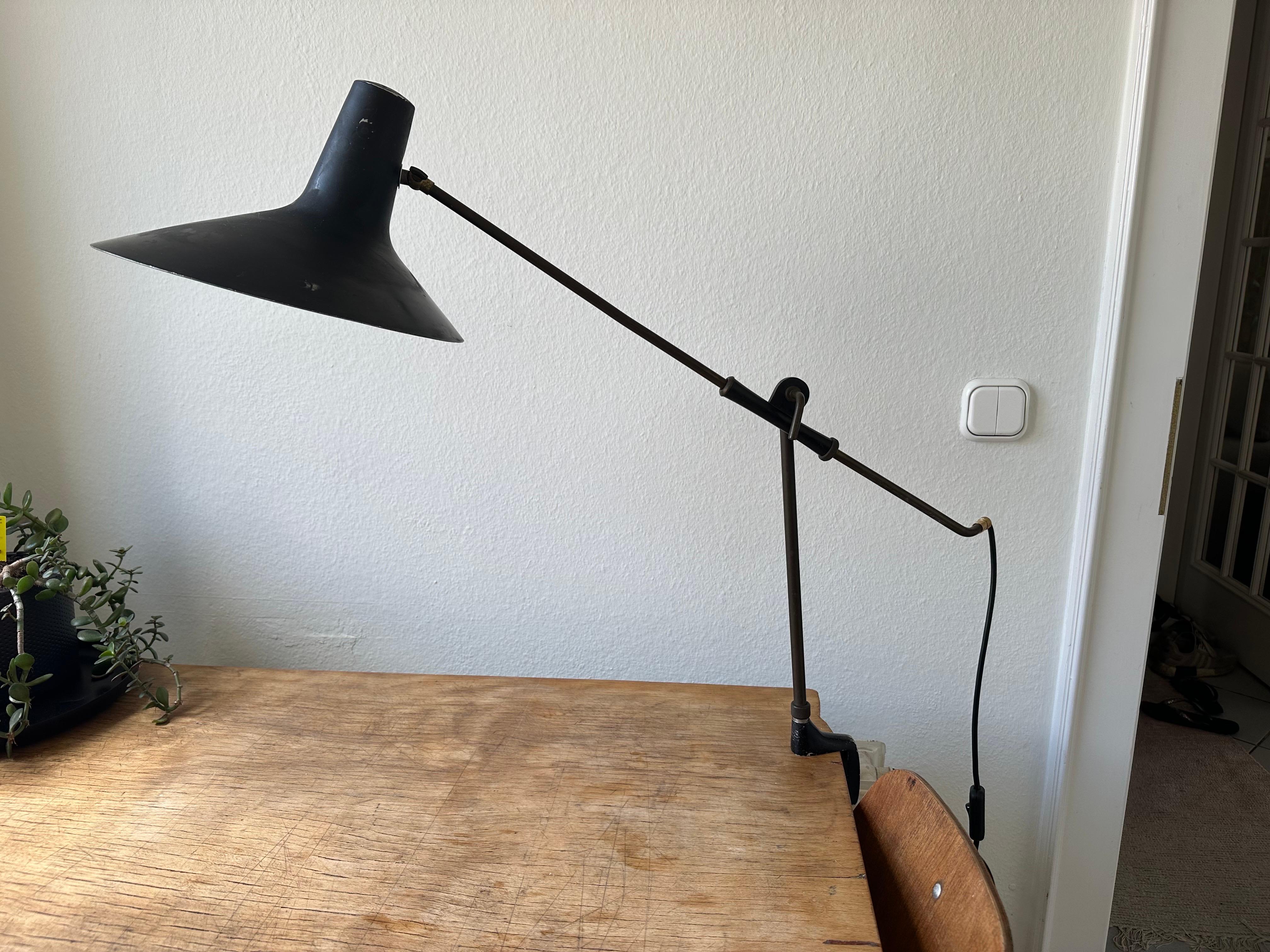 Lampada da scrivania in ottone della metà del secolo attribuita a Vittoriano Viganò in vendita 8