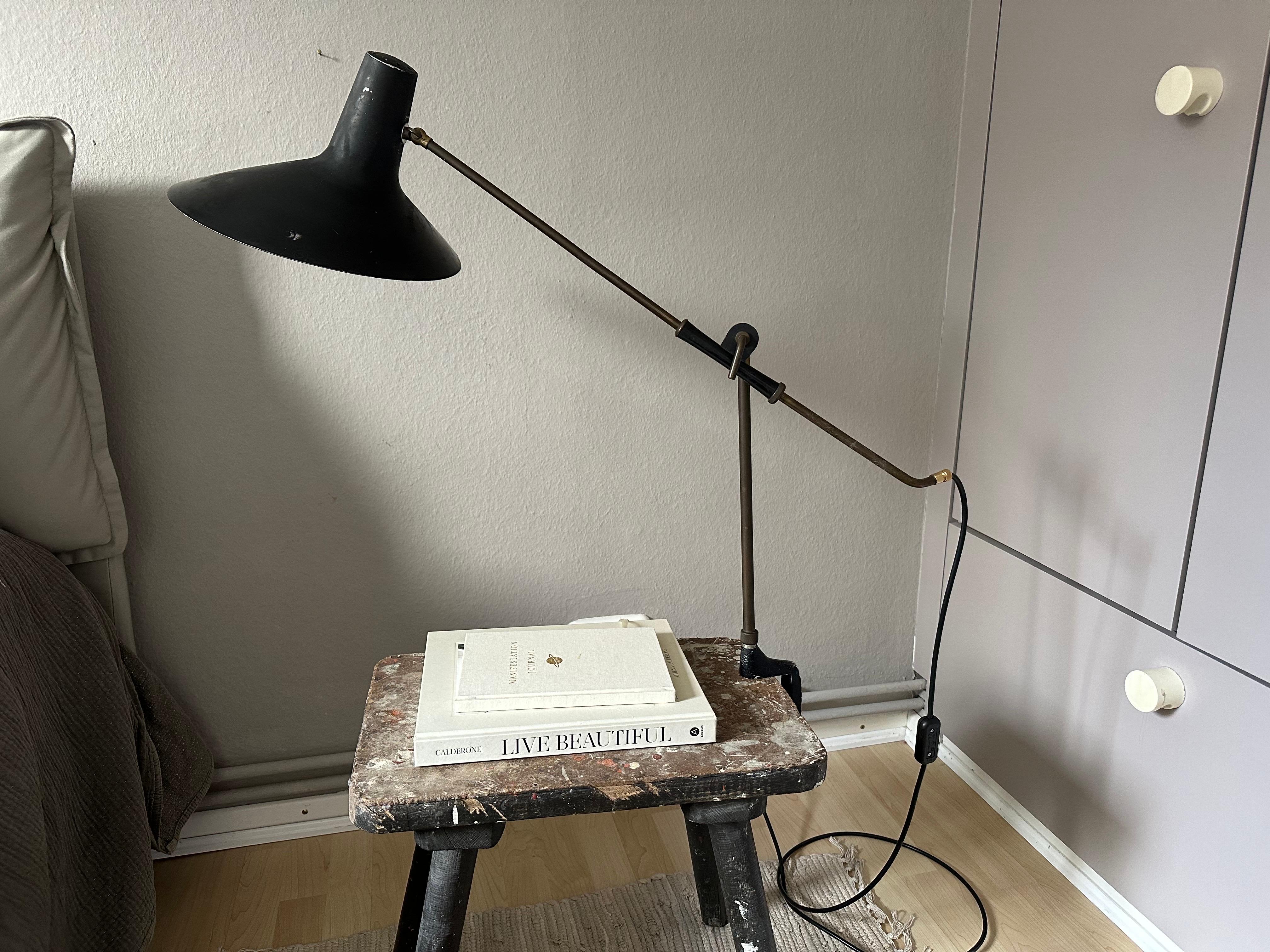 Lampada da scrivania in ottone della metà del secolo attribuita a Vittoriano Viganò in vendita 11