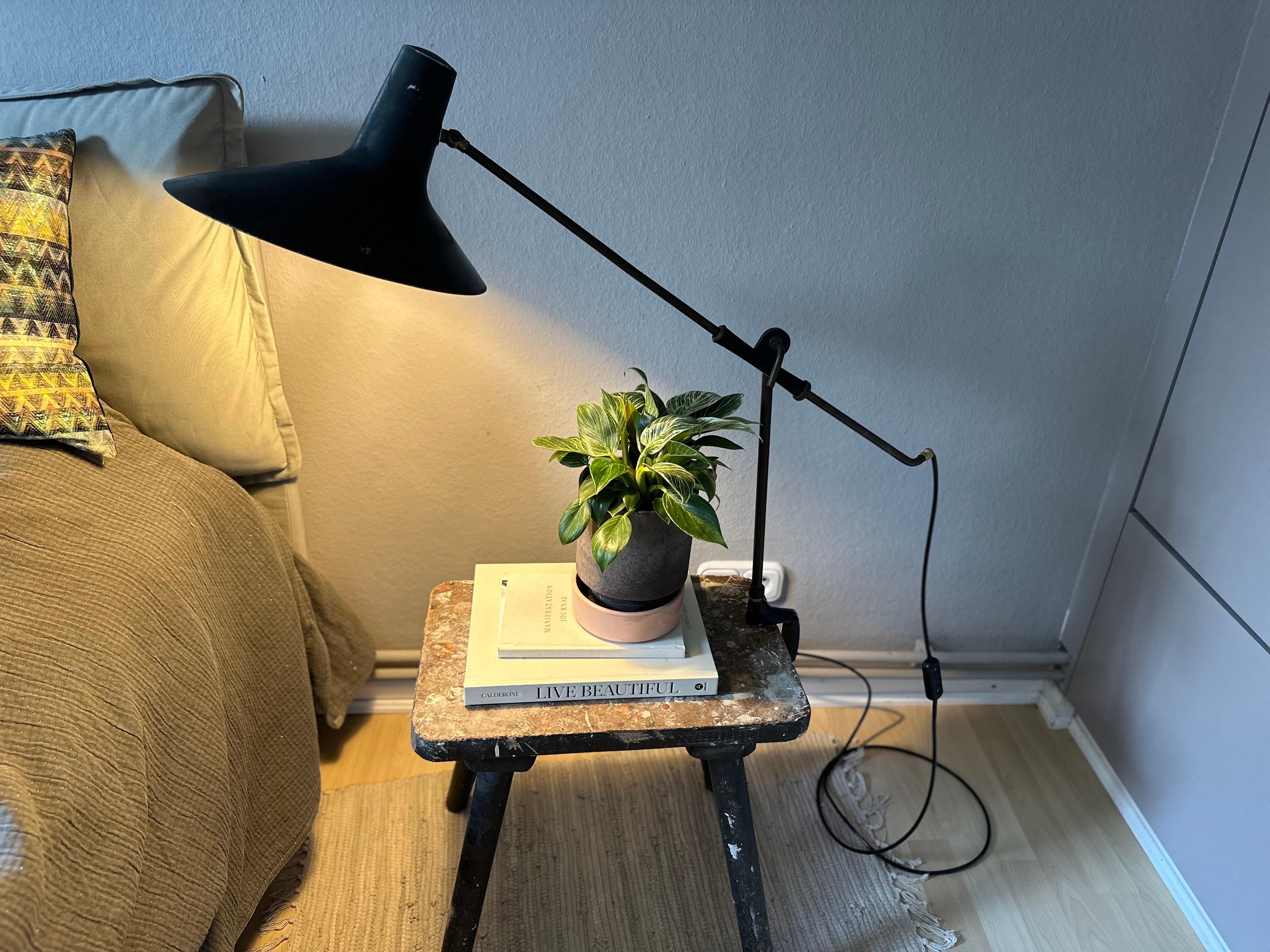 Mid-Century moderno Lampada da scrivania in ottone della metà del secolo attribuita a Vittoriano Viganò in vendita