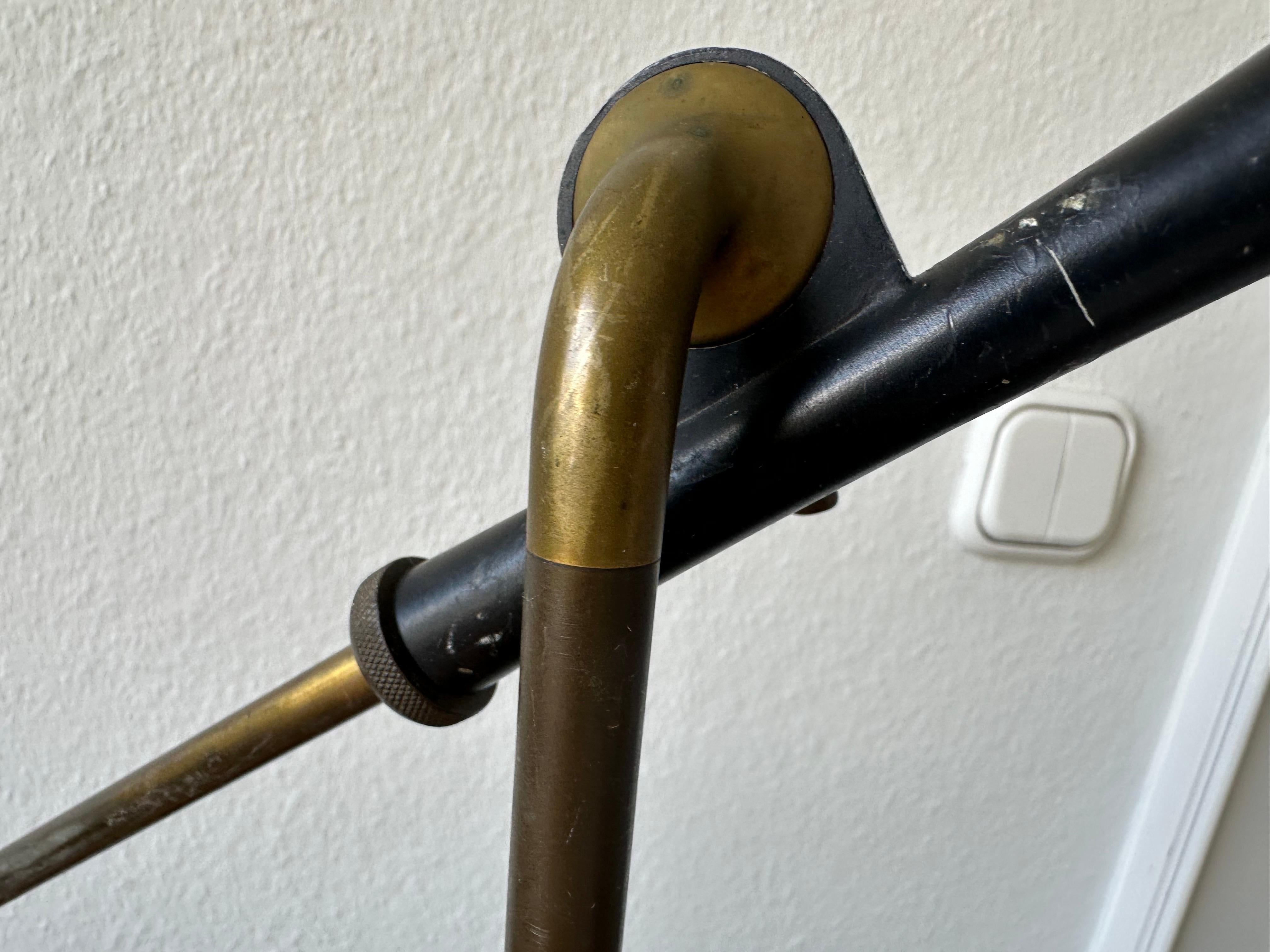Lampada da scrivania in ottone della metà del secolo attribuita a Vittoriano Viganò in vendita 1
