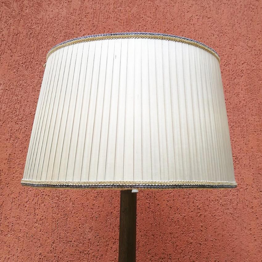 Italian midcentury brass floor lamp with oval pleated silk lampshade, 1950s.
Brass floor lamp with oval pleated silk lampshade
original condition
Measures: 40 x 170 H cm.