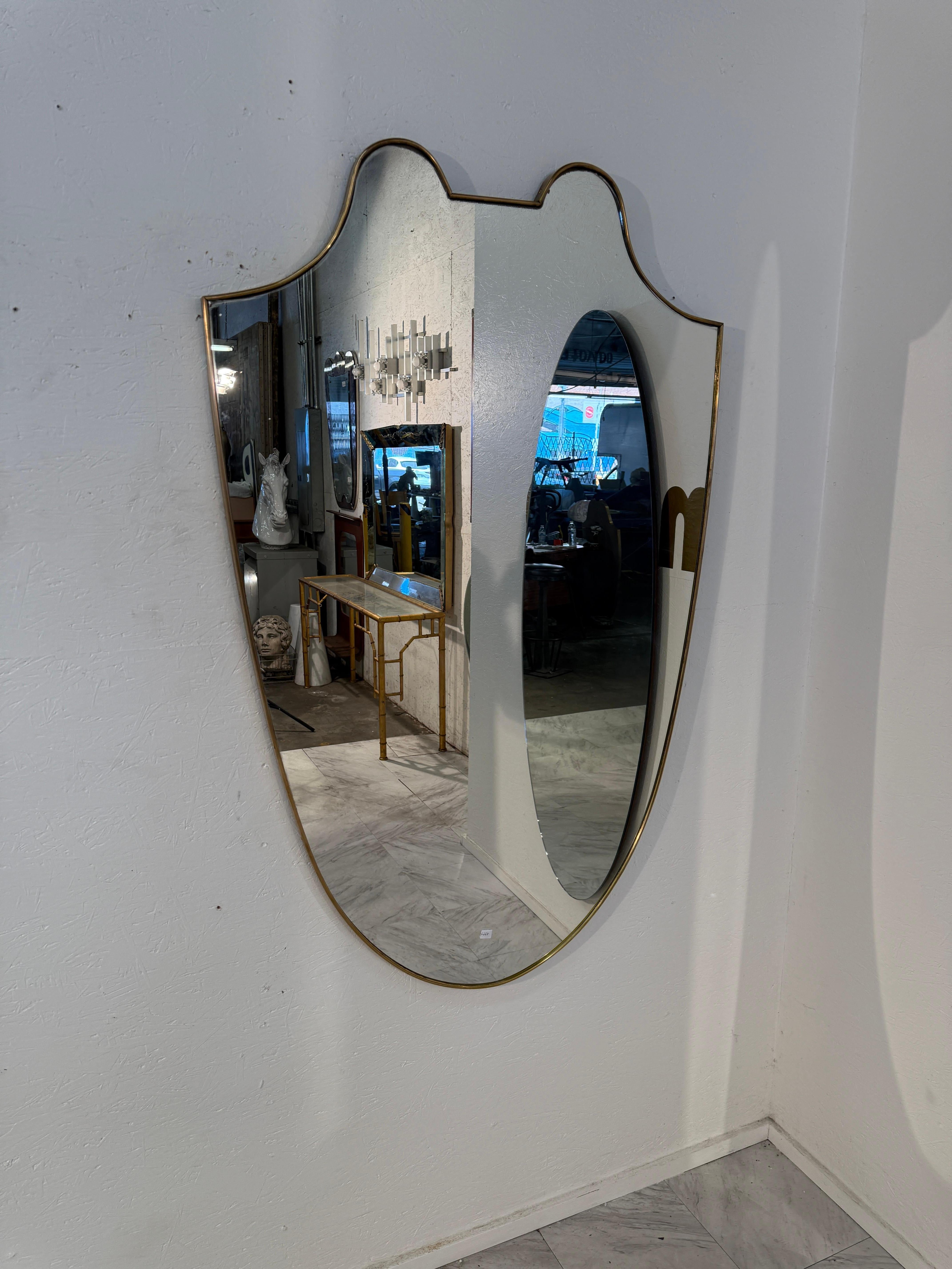 Moderno Specchio da parete a forma di scudo con cornice d'ottone, anni '50 in vendita