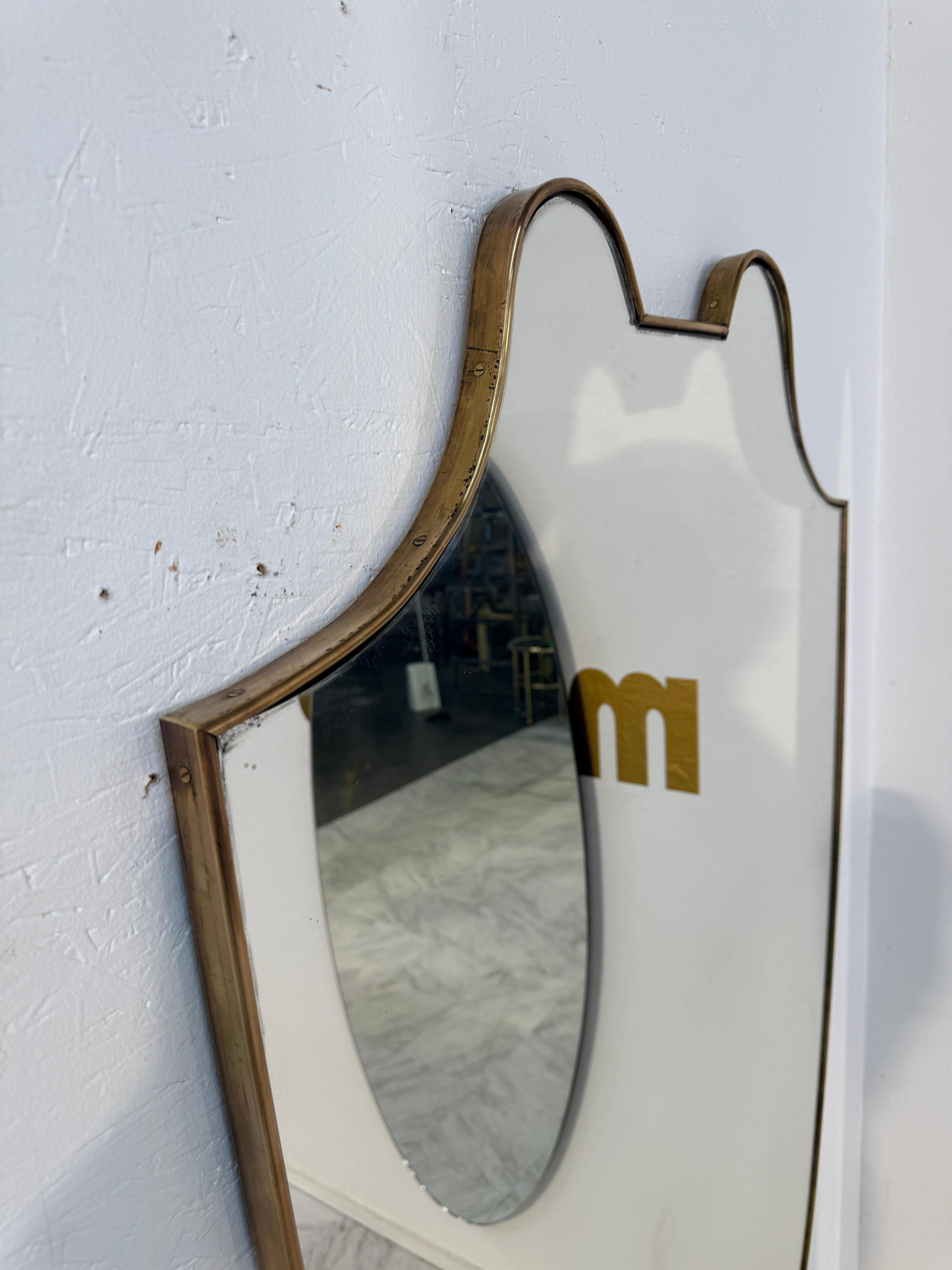 Specchio da parete a forma di scudo con cornice d'ottone, anni '50 In condizioni buone in vendita a Los Angeles, CA