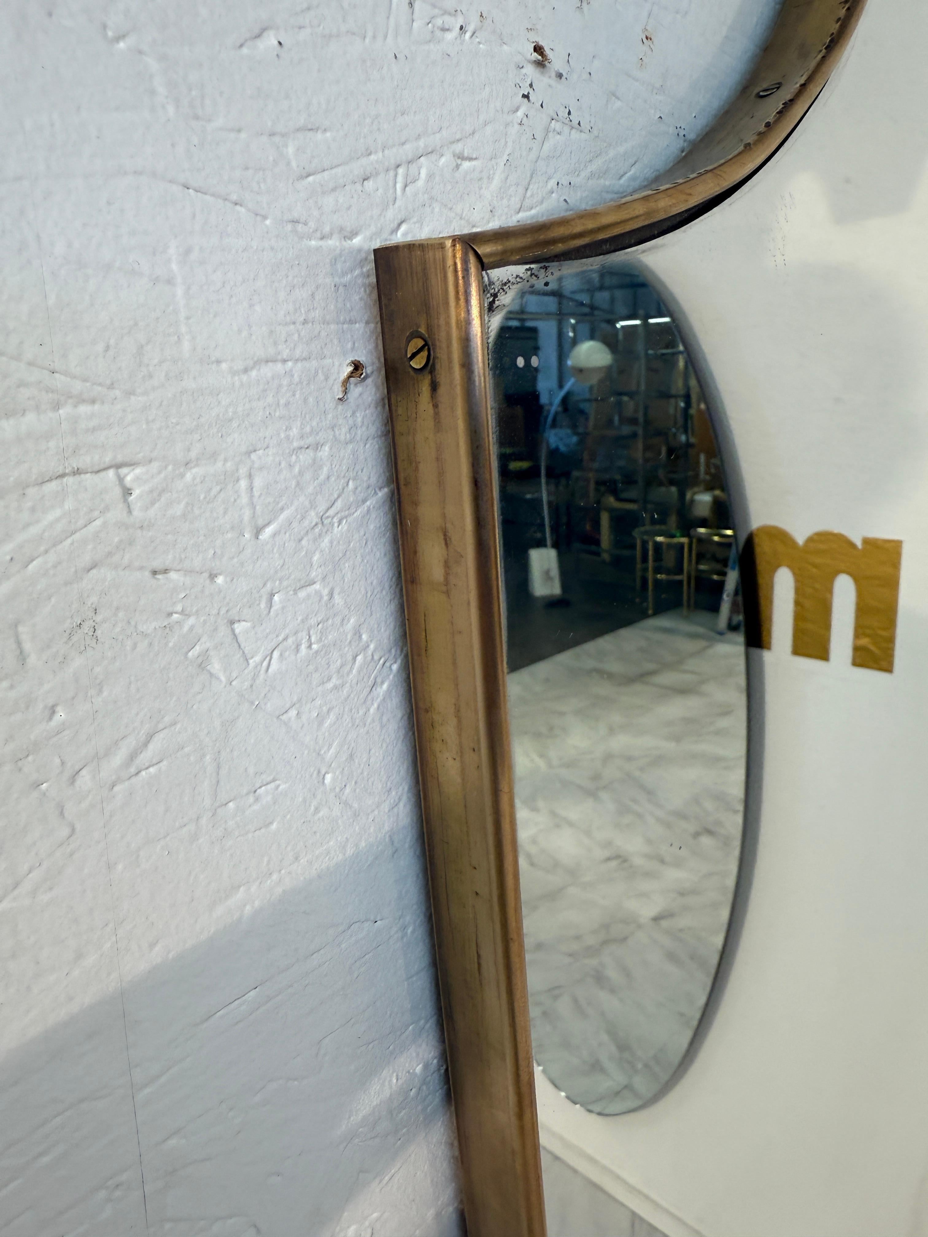 Metà XX secolo Specchio da parete a forma di scudo con cornice d'ottone, anni '50 in vendita