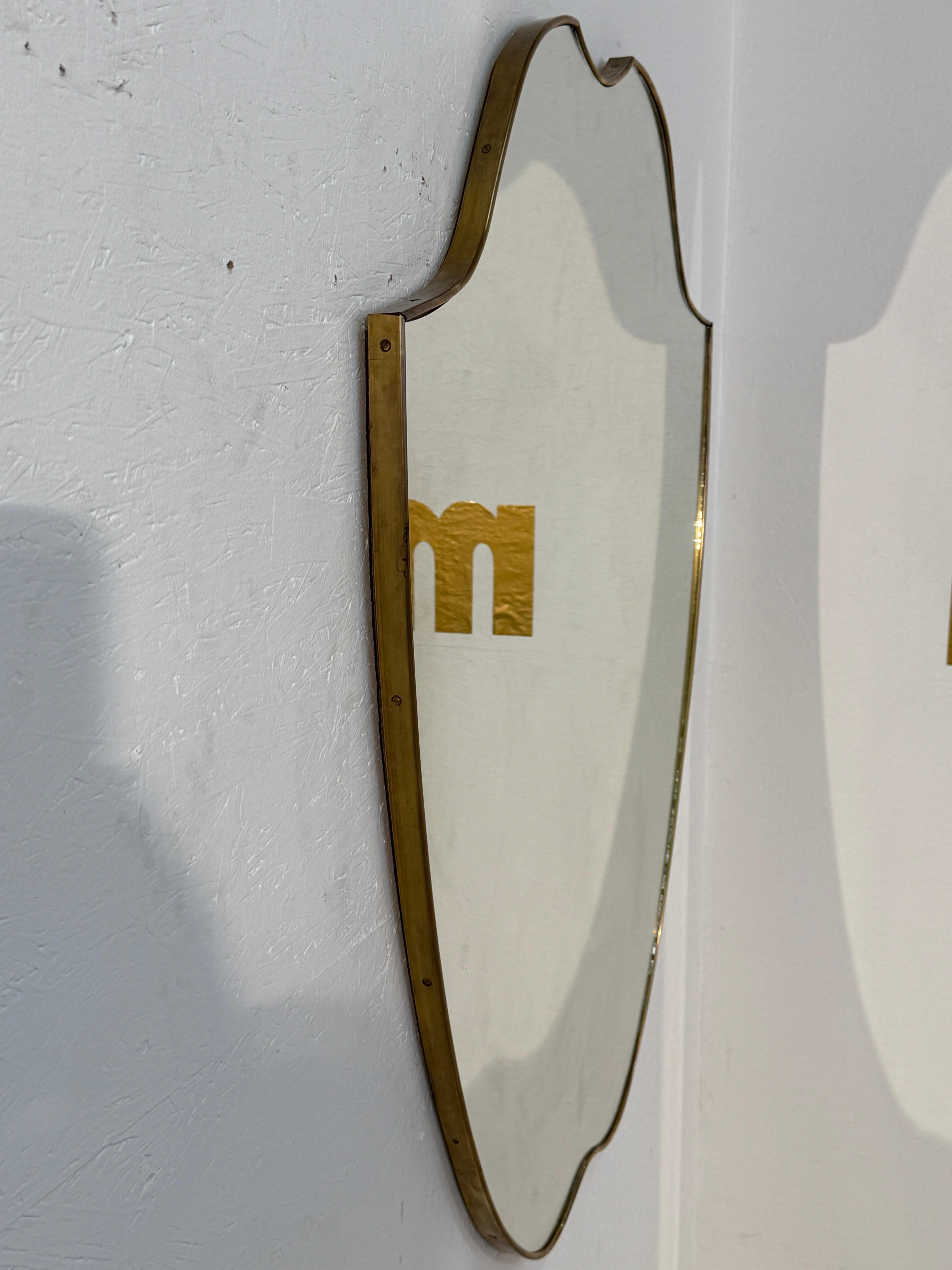 Specchio da parete a scudo con cornice in ottone, 1950 In condizioni buone in vendita a Los Angeles, CA