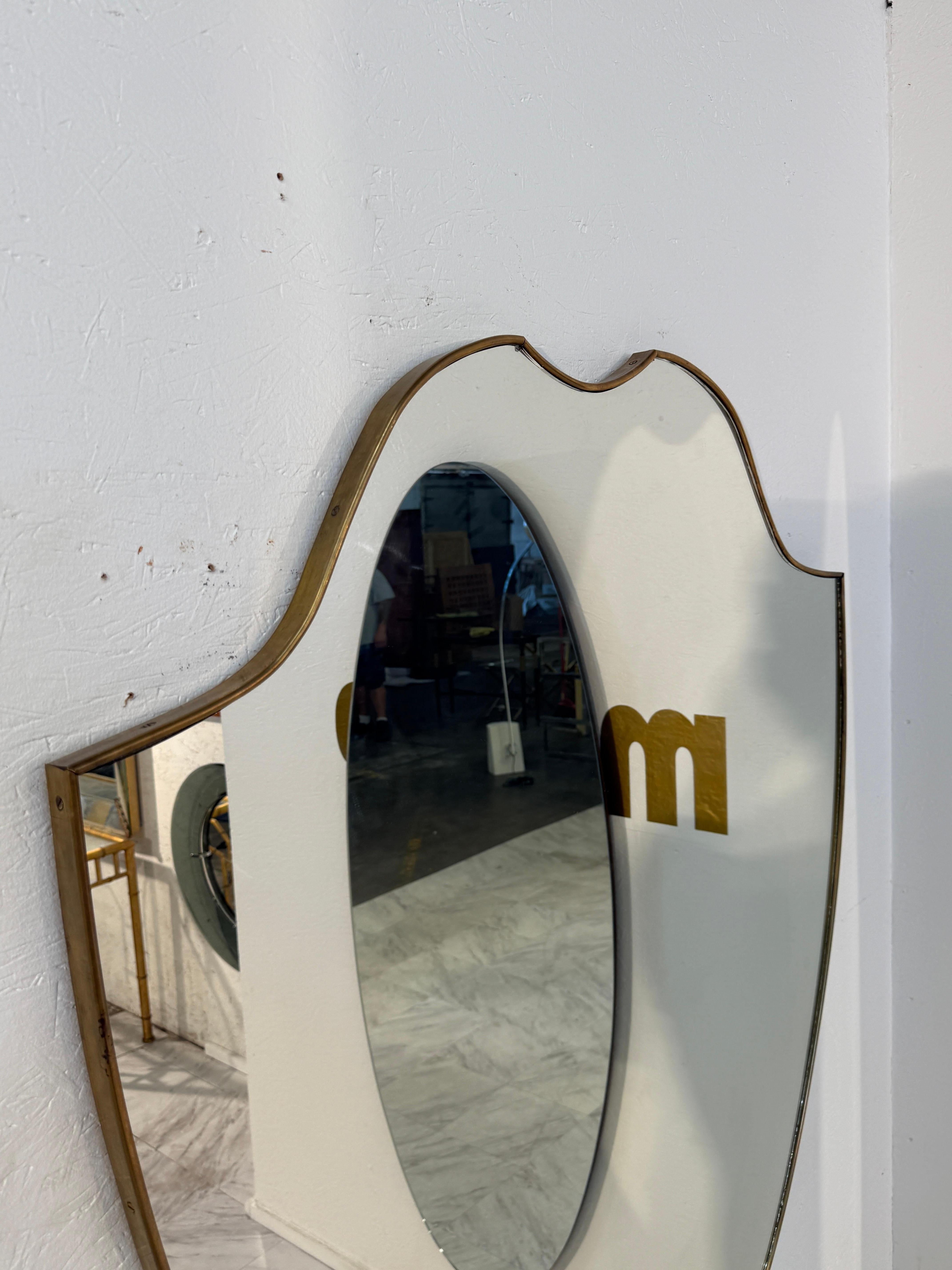 Ottone Specchio da parete a scudo con cornice in ottone, 1950 in vendita
