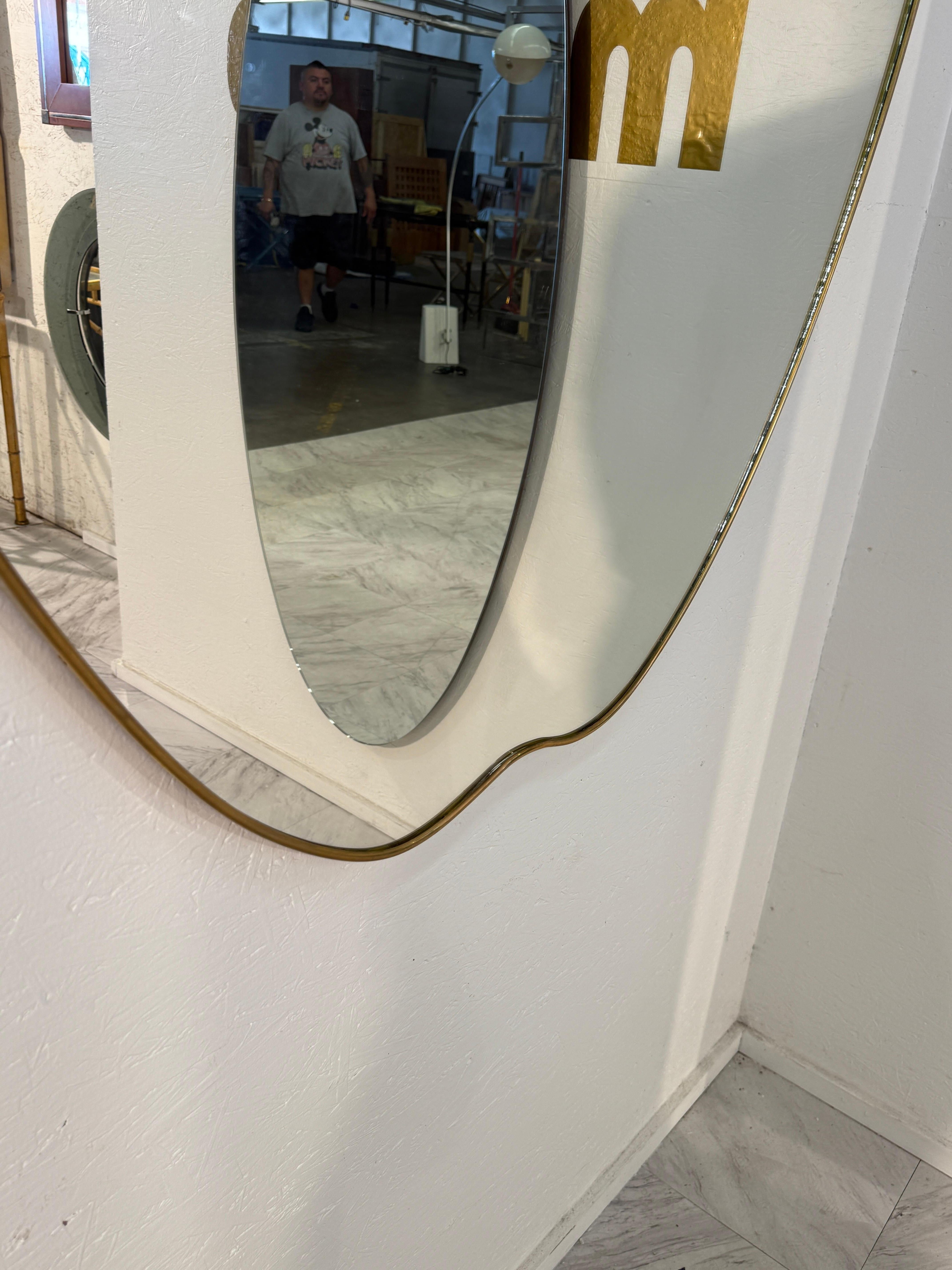 Specchio da parete a scudo con cornice in ottone, 1950 in vendita 1
