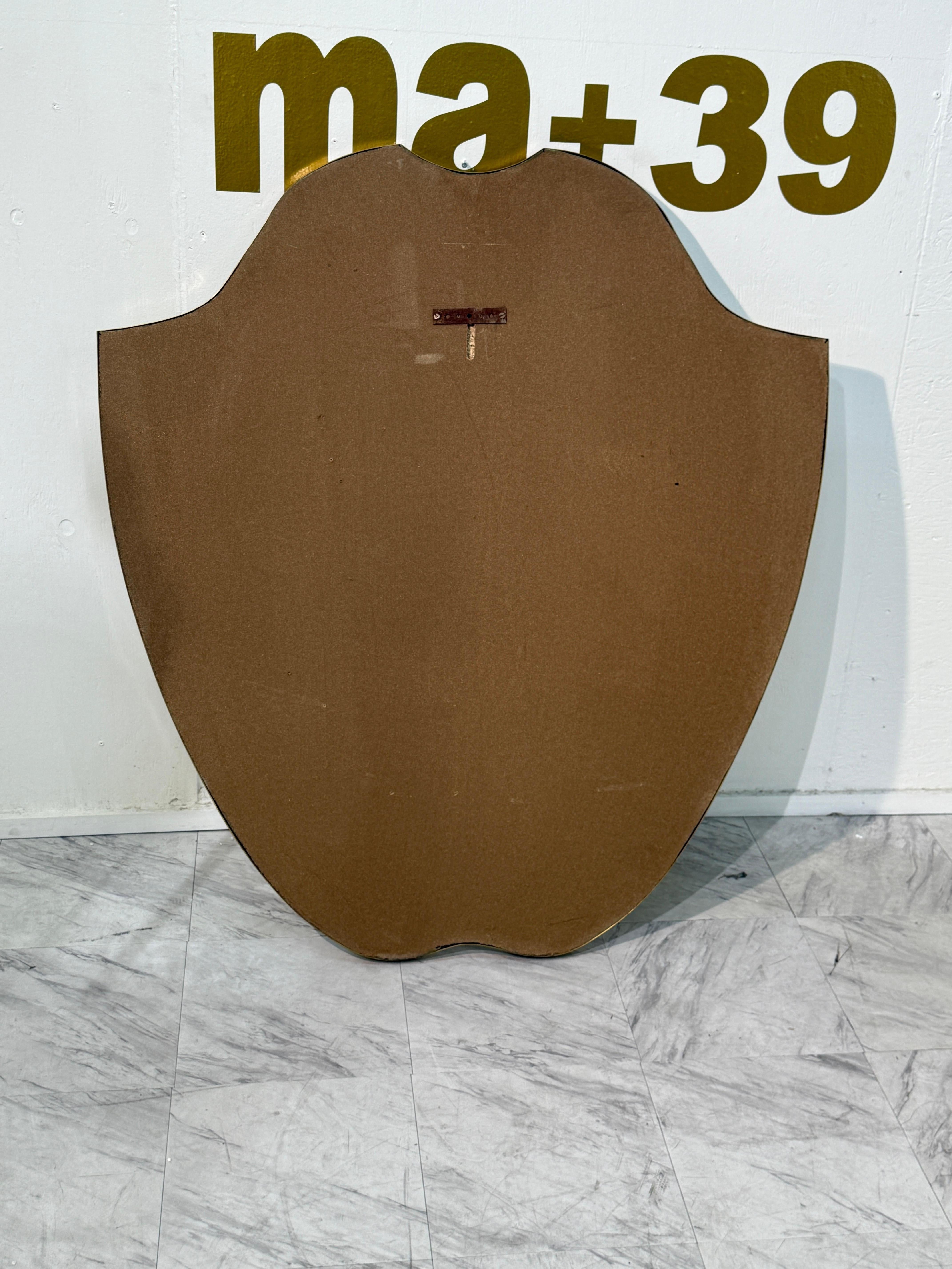 Specchio da parete a scudo con cornice in ottone, 1950 in vendita 2