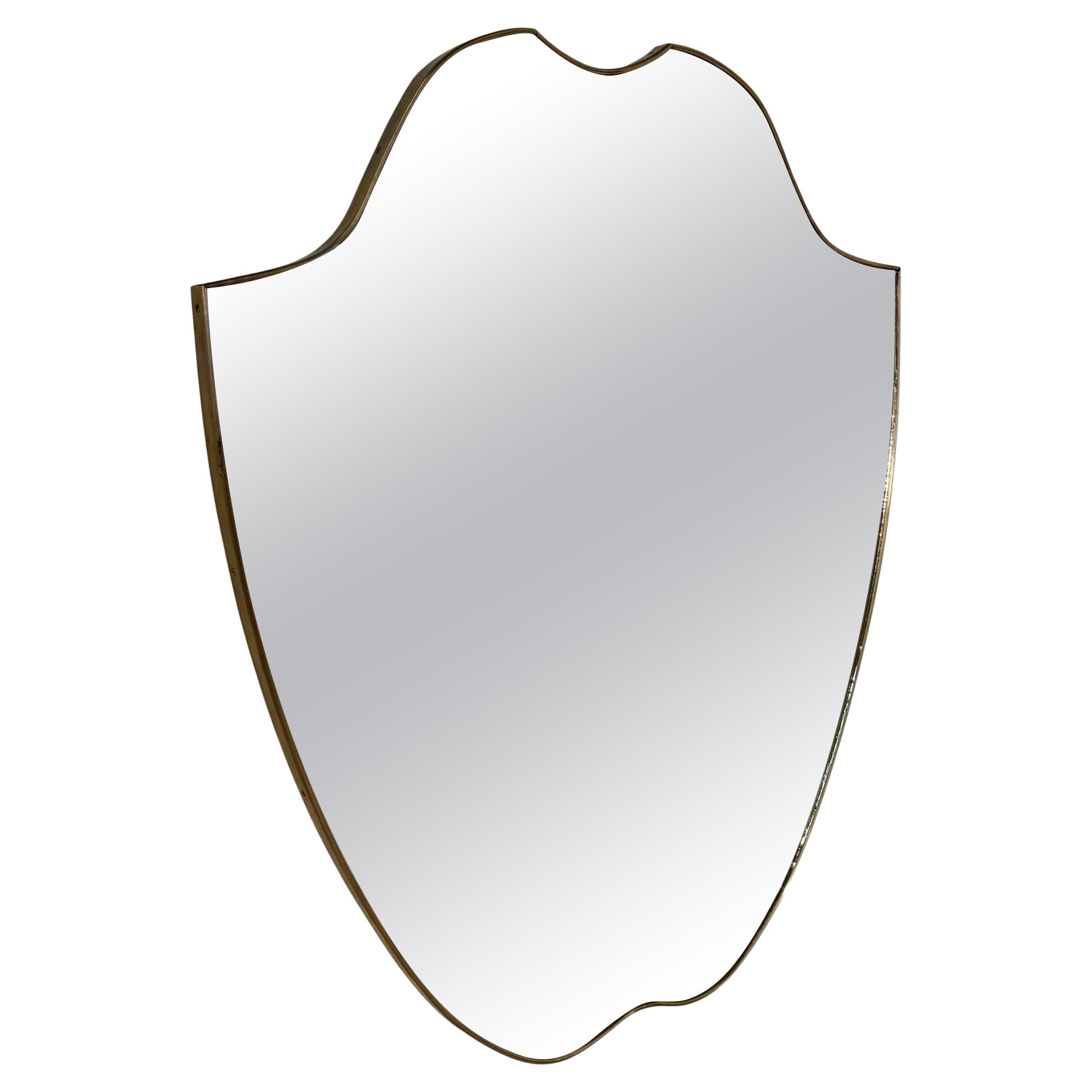 Specchio da parete a scudo con cornice in ottone, 1950 in vendita