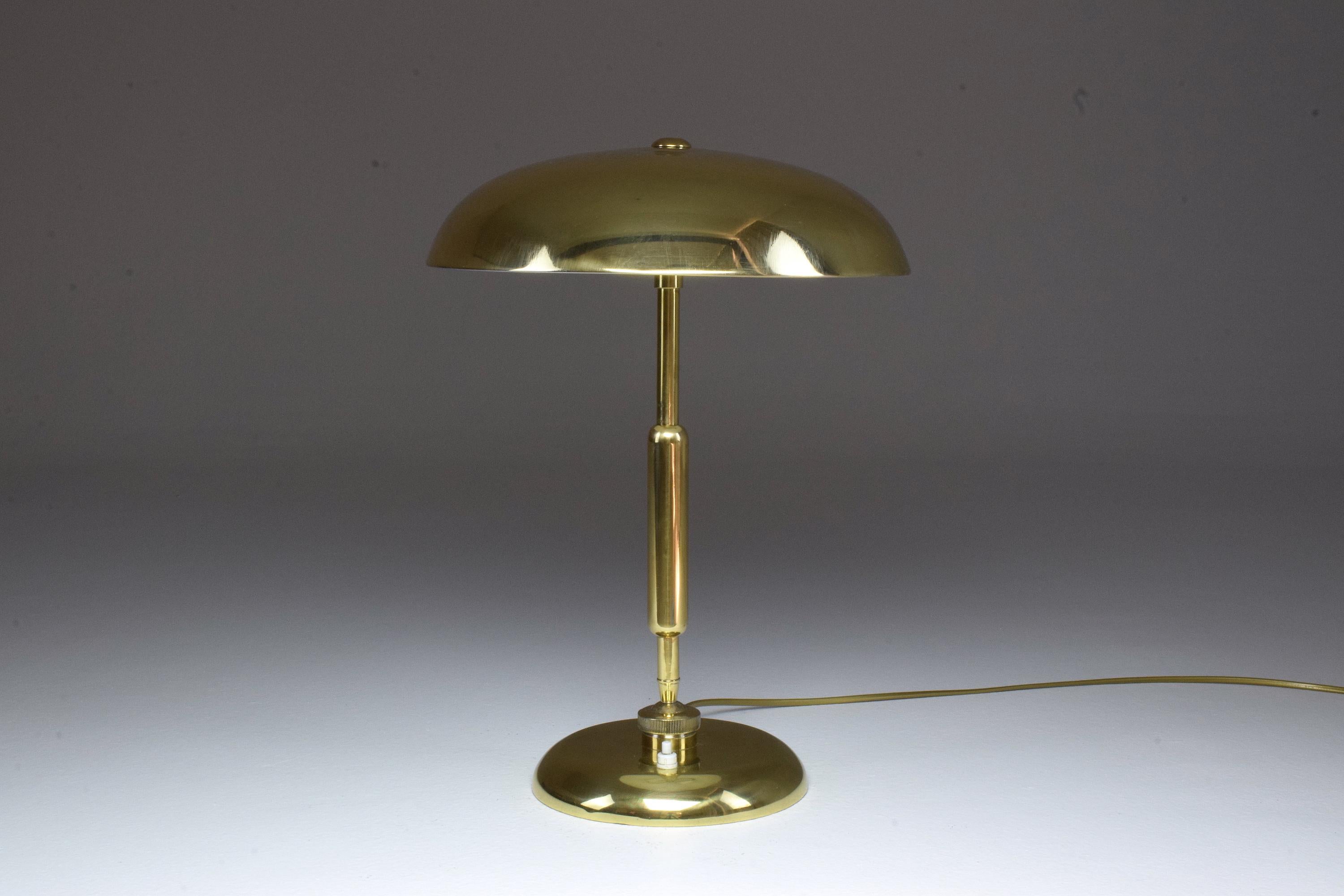 A 20th century vintage articulating brass table or accent lamp designed by Italian master Oscar Torlasci for Lumi in the 1950s.
 