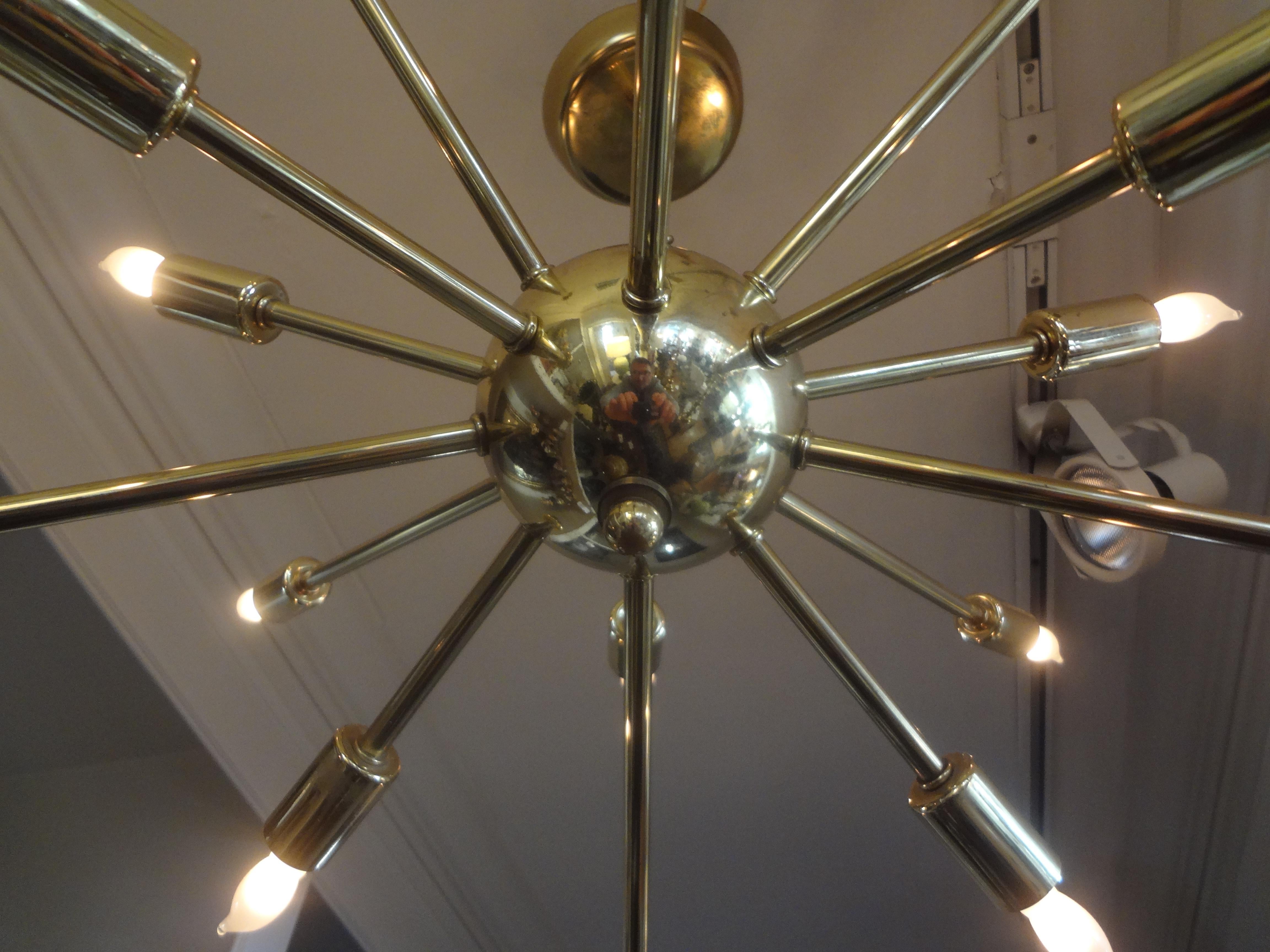 Italiano Lampadario italiano Midcentury Sputnik in ottone in vendita