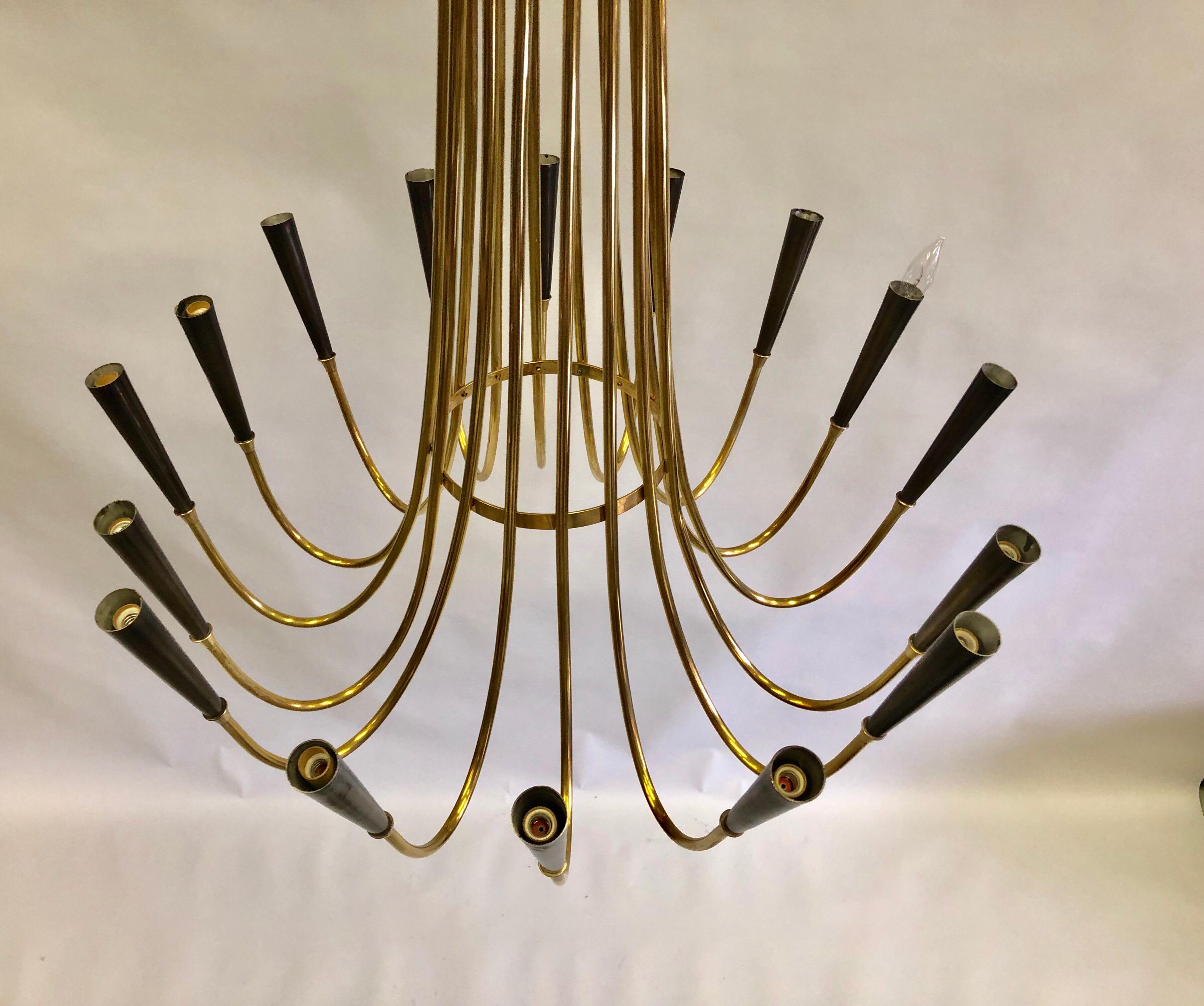 Italian Midcentury Brass Sunburst Chandelier Attributed to Guglielmo Ulrich In Good Condition For Sale In New York, NY