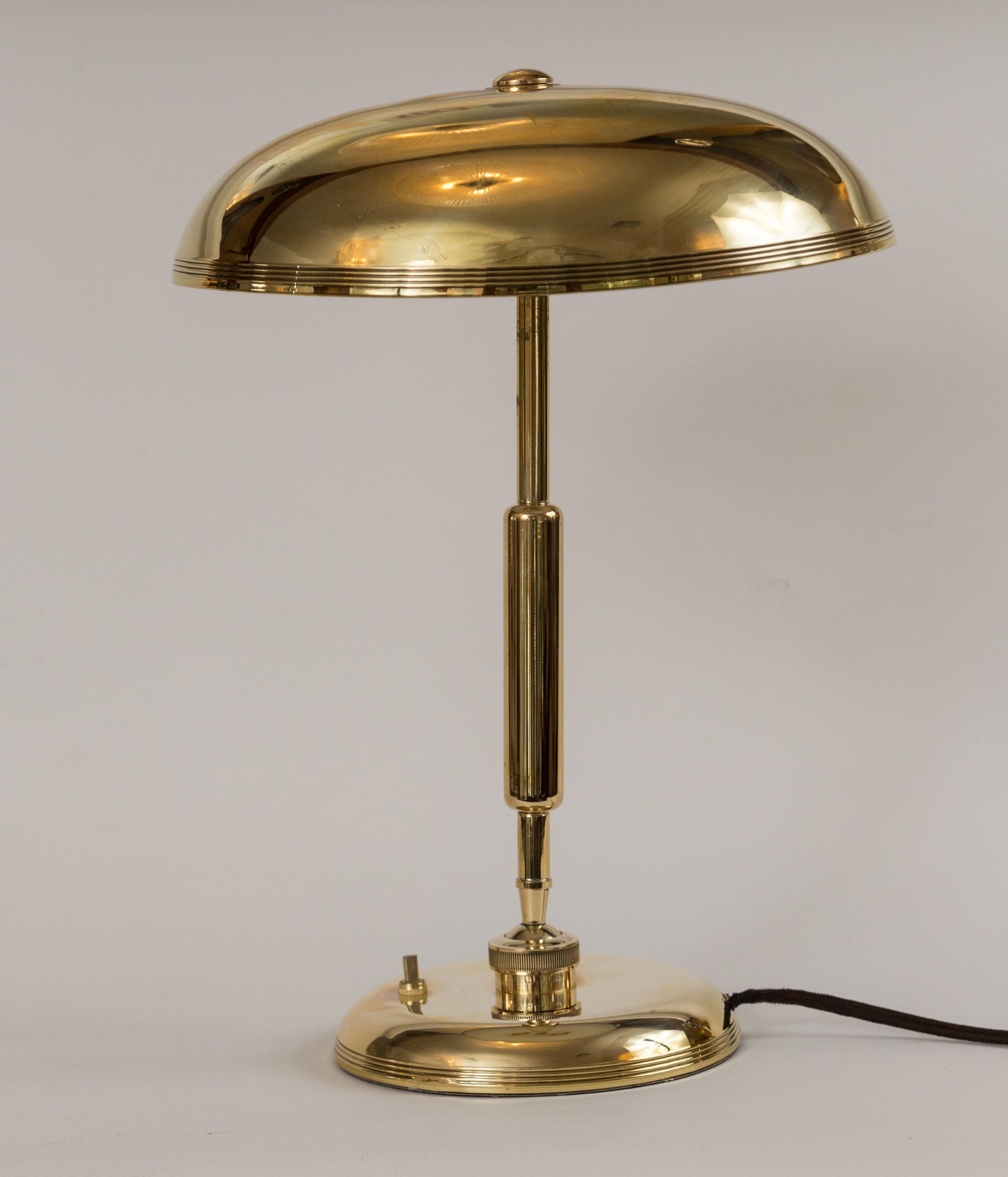 A fully restored brass table lamp by architect Giovanni Michelucci and produced by Lariolux.  The design of the lamp had ingenious functionality of design as it consisted of two rotating  joints, one positioned at the base of the stem and the other