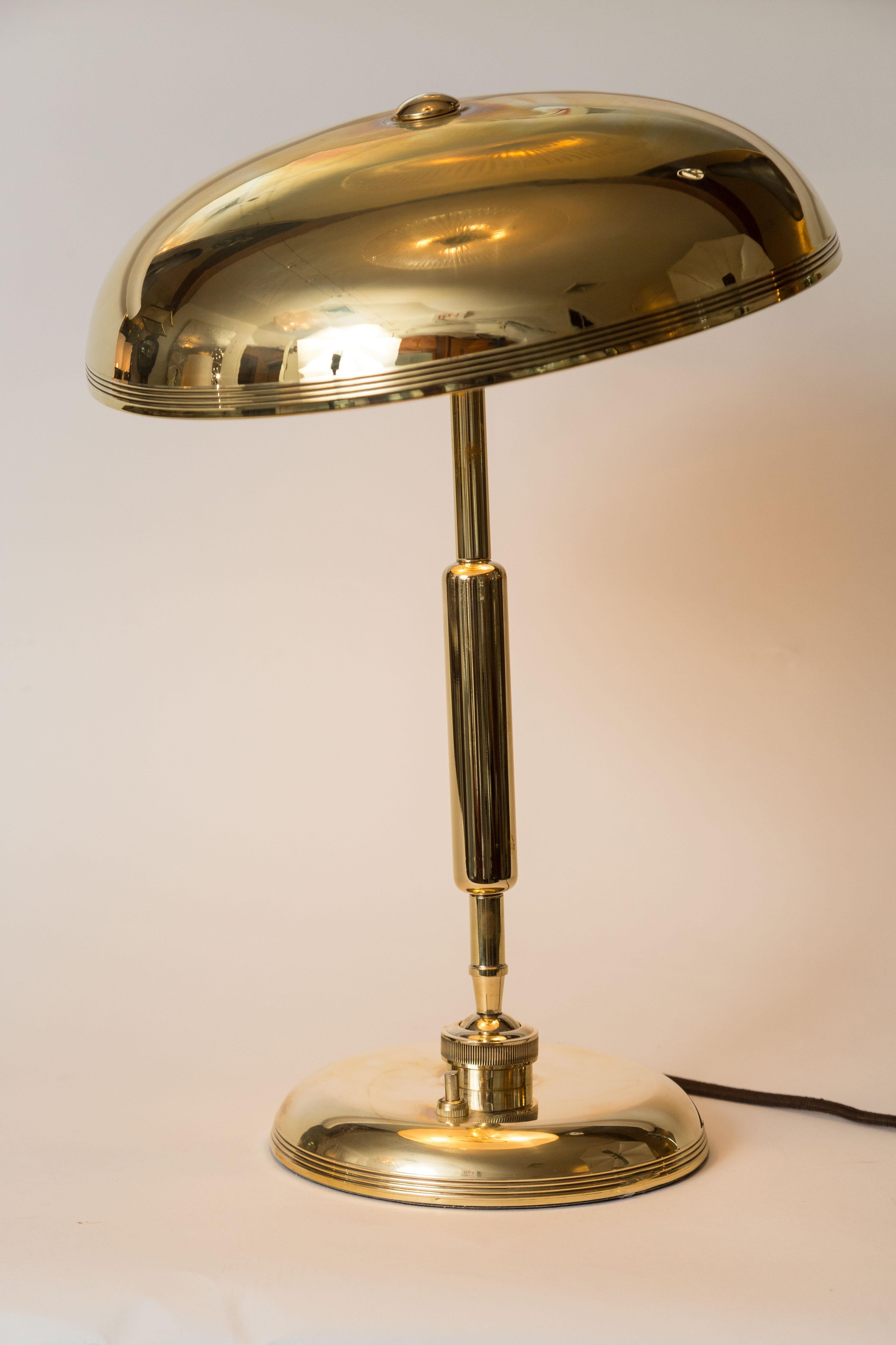 Mid-Century Modern Lampe de bureau italienne du milieu du siècle dernier en laiton par Giovanni Michelucci en vente