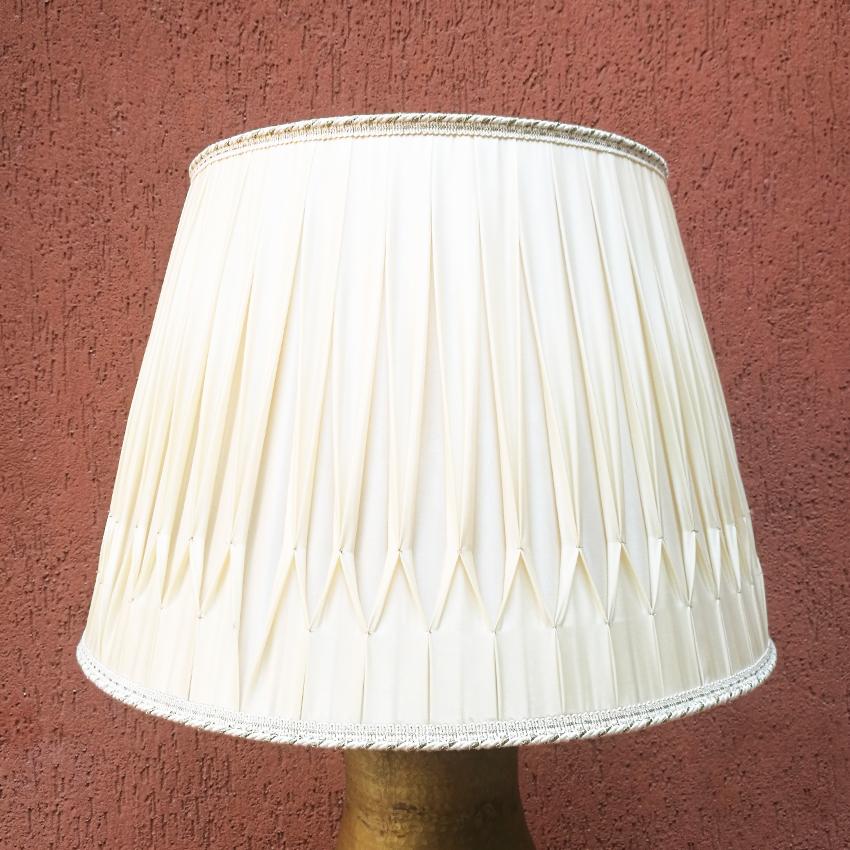 Italian midcentury brass table lamp with pleated lampshade, 1950s
Lamp with brass base and creamy white pleated lampshade, imposing and stands out in the environment and makes it elegant.
Good conditions.
Measures: 43 x 58 H cm.
