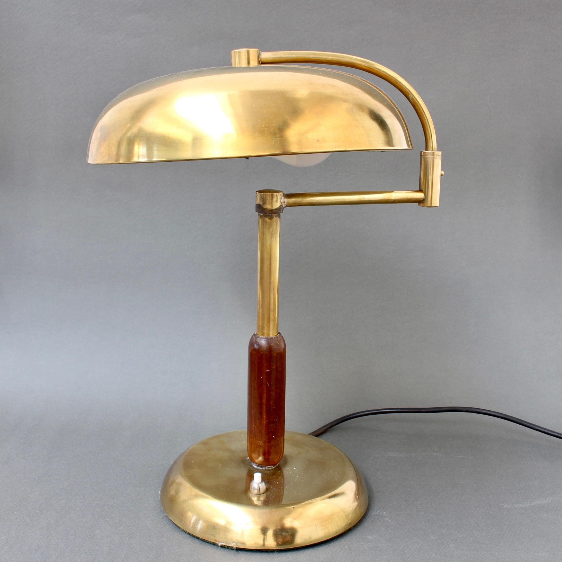 Italienische Vintage-Tischlampe aus Messing mit Schwenkarm (um 1950). Eine zeitlose Schreibtischlampe mit reizvollen Vintage-Details und einem abgerundeten Schirm, der sich auf dem gewichtigen Sockel dreht. Das Messing weist eine charakteristische,