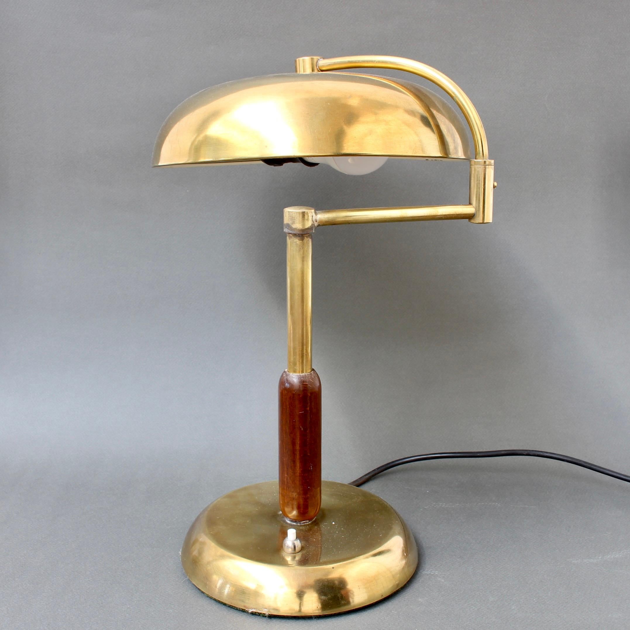 Italienische Mid-Century-Tischlampe aus Messing mit drehbarem Arm, um 1950 (Moderne der Mitte des Jahrhunderts) im Angebot