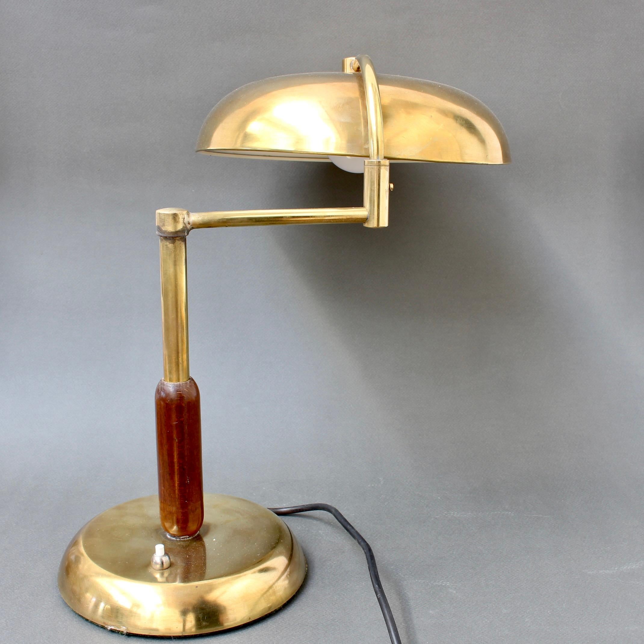 Italienische Mid-Century-Tischlampe aus Messing mit drehbarem Arm, um 1950 (Mitte des 20. Jahrhunderts) im Angebot