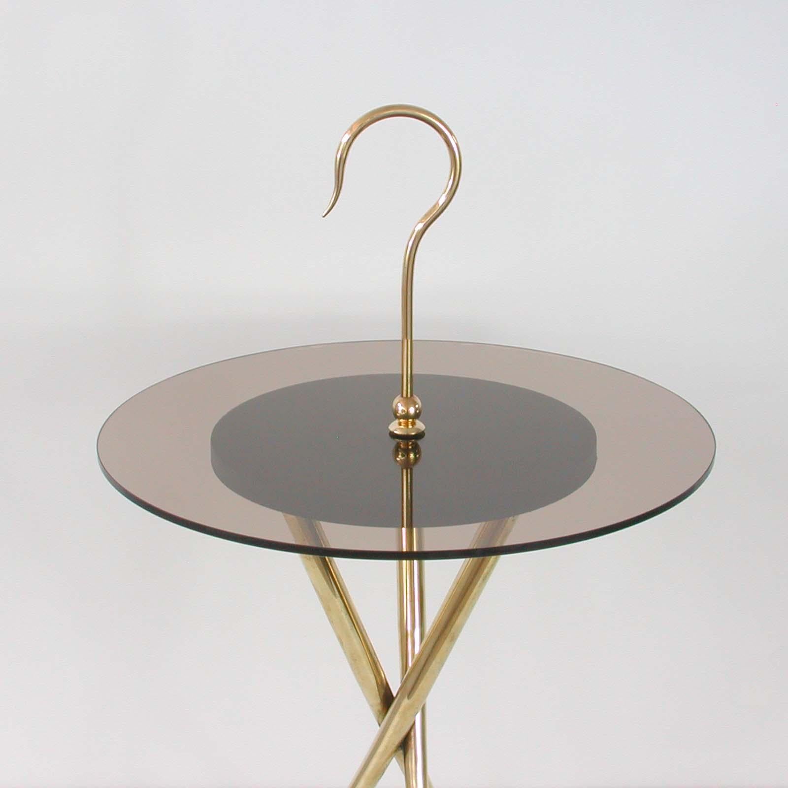 Mid-Century Modern Table d'appoint italienne du milieu du siècle dernier en laiton et verre teinté, années 1950 en vente