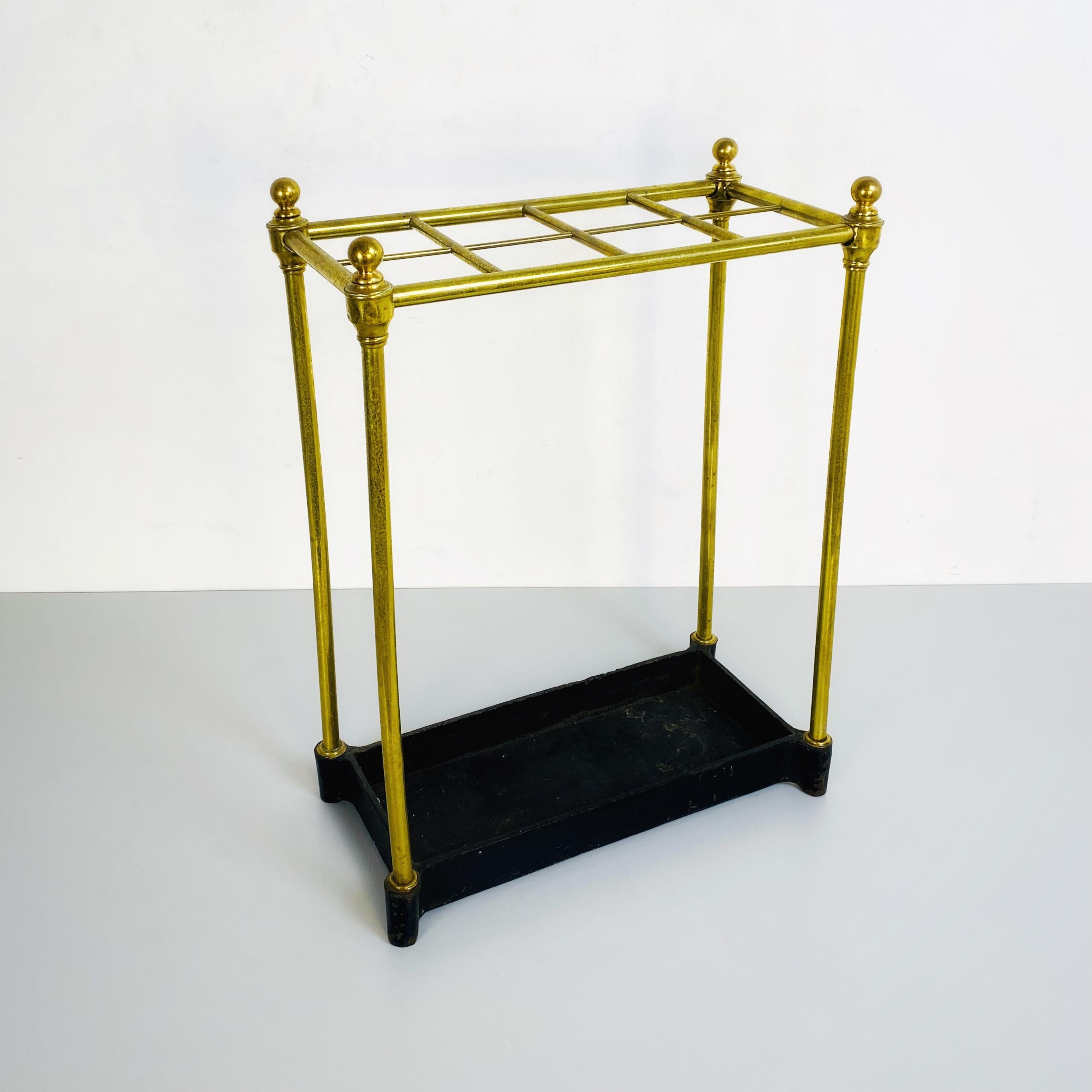 Italian Mid-Century Brass Umbrella Stand with Black Iron Base, 1950s In Good Condition For Sale In MIlano, IT