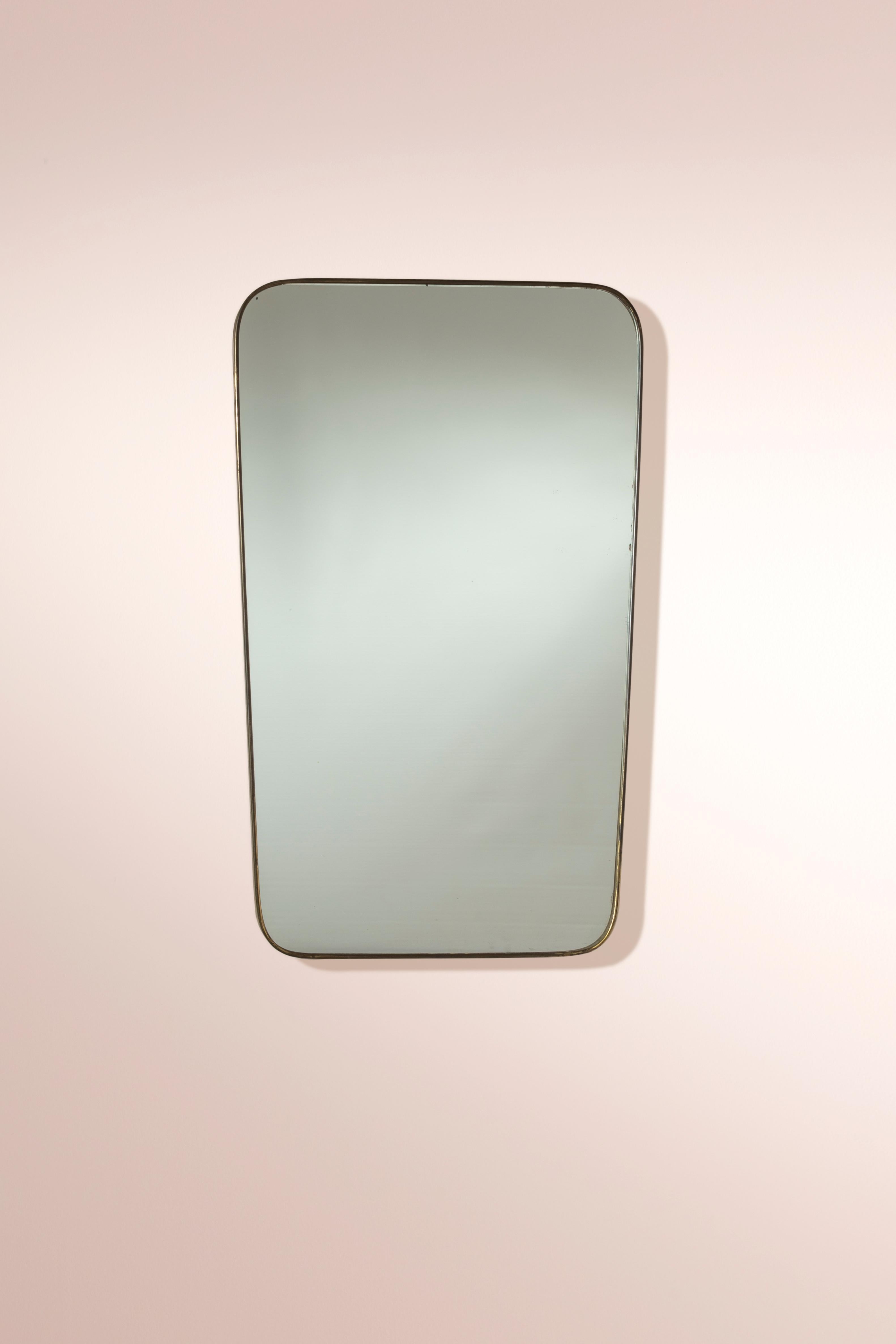 This beautiful Italian brass wall mirror, reminiscent of Gio Ponti's style and dating back to the 1950s, boasts an exquisite linear, elegant, and clean design that complements any interior, whether classic or modern.

Meticulously crafted, this