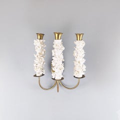 Italian Midcentury Brass White Floral Ceramic Wall Lamp by Luigi Zortea, 1949