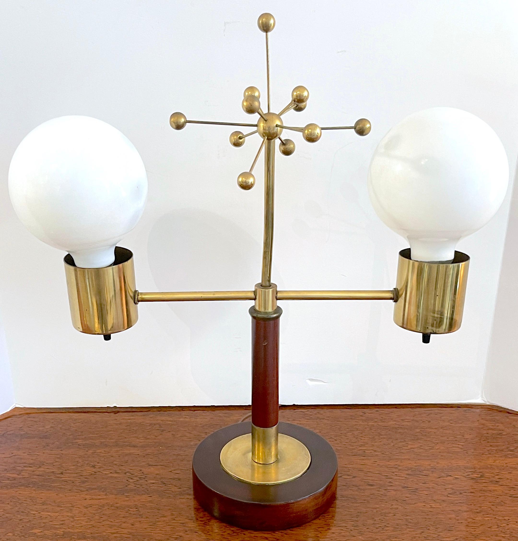 Lampe 'Atomic' italienne en laiton et bois du milieu du siècle dernier 
Italie, années 1950
Une lampe unique du milieu du siècle, la lampe avec une sculpture centrale en laiton (6 pouces de haut x 7 pouces de diamètre d'un 
