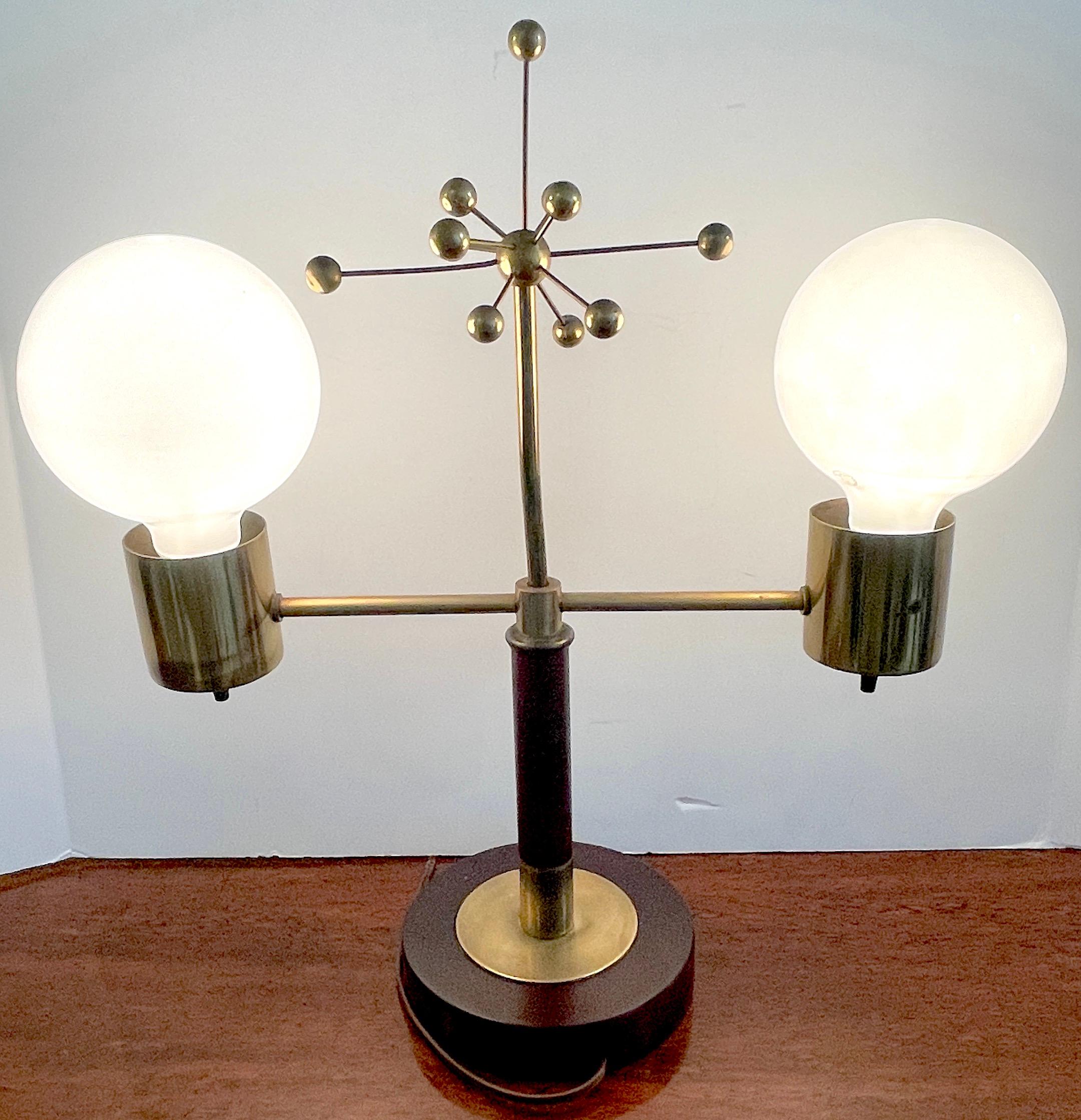 Italian Mid Century Brass & Wood 'Atomic' Lamp In Good Condition For Sale In West Palm Beach, FL