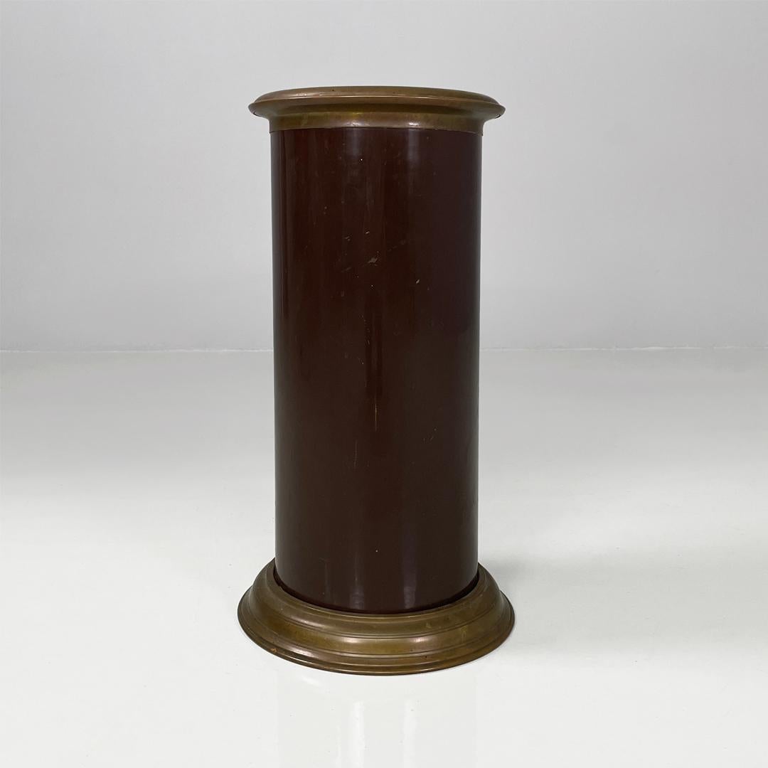 Portaombrelli italiano di metà secolo in bronzo e metallo marrone, anni '50
Portaombrelli o cestino con base rotonda in metallo smaltato color bronzo e marrone.
1950s
Condizioni vintage, alcuni segni di invecchiamento, soprattutto