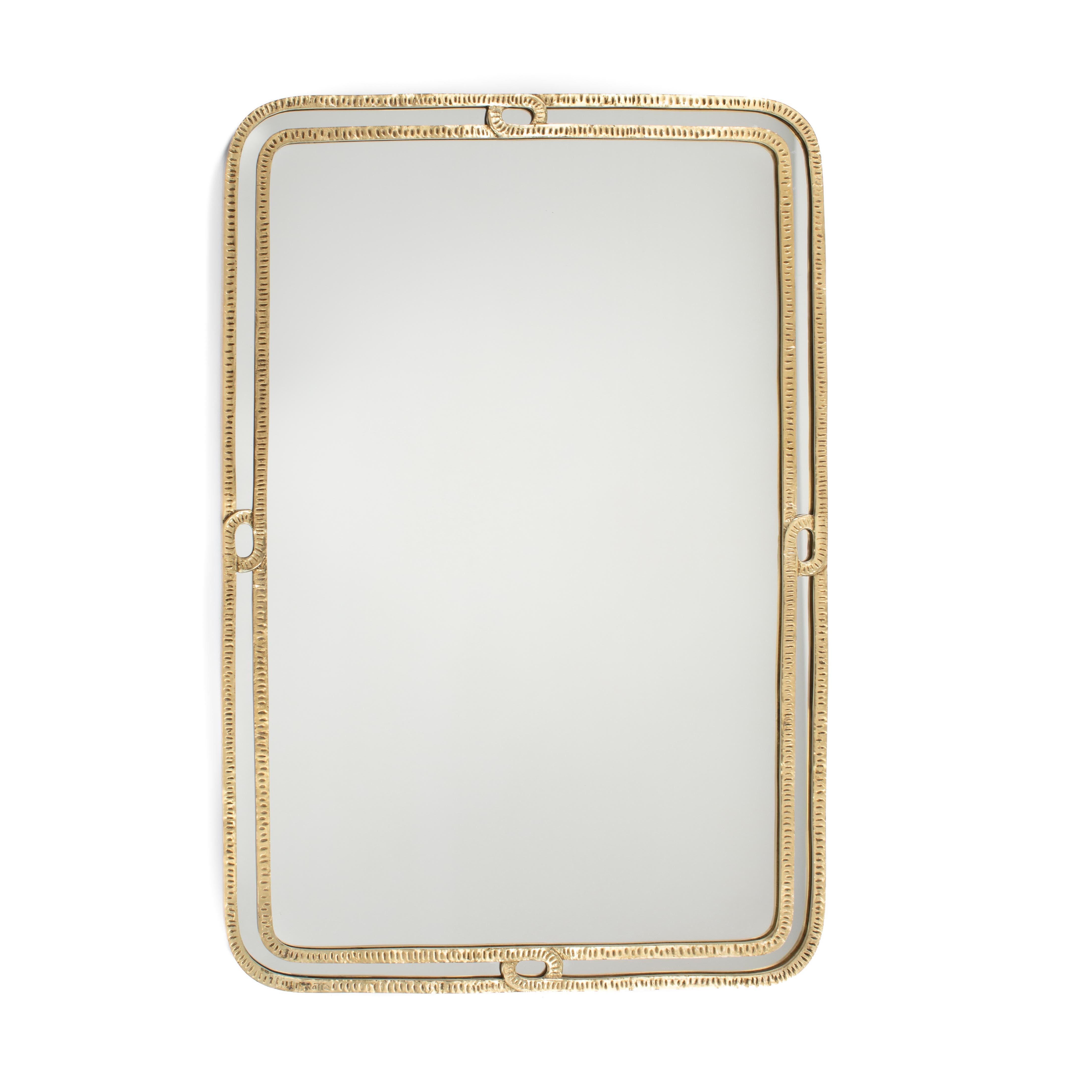 Fantastic mirror by Angelo Brotto that impresses with its simplicity and the delicacy of the work.
The frame consists of 2 bronze strips lying next to each other which are connected to each other with a loop on the 4 sides.
On the front side, the