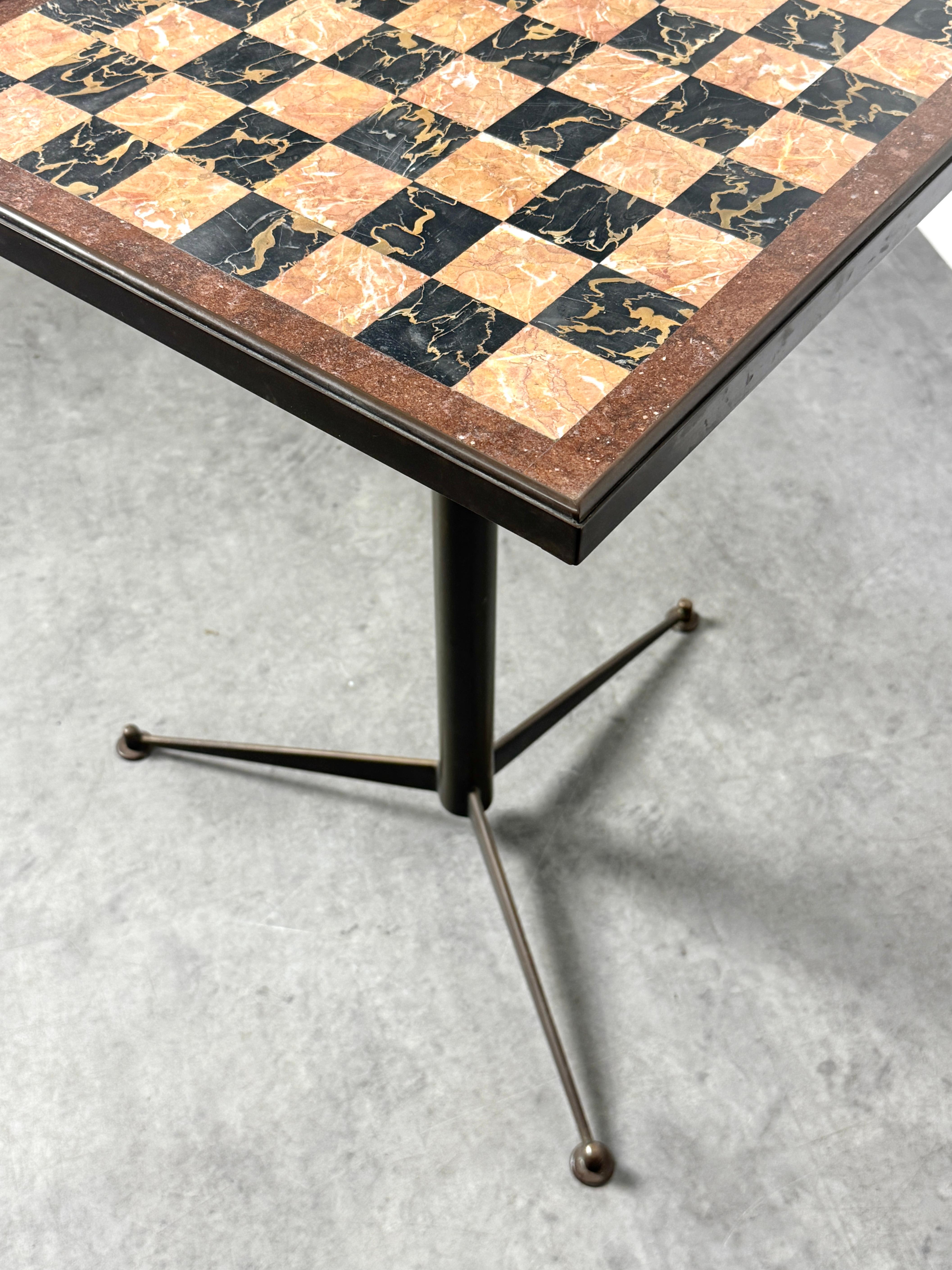 Italienische Mid Century Bronze Pietra Dura Marmor Schachbrett Tripod Beistelltisch im Angebot 5
