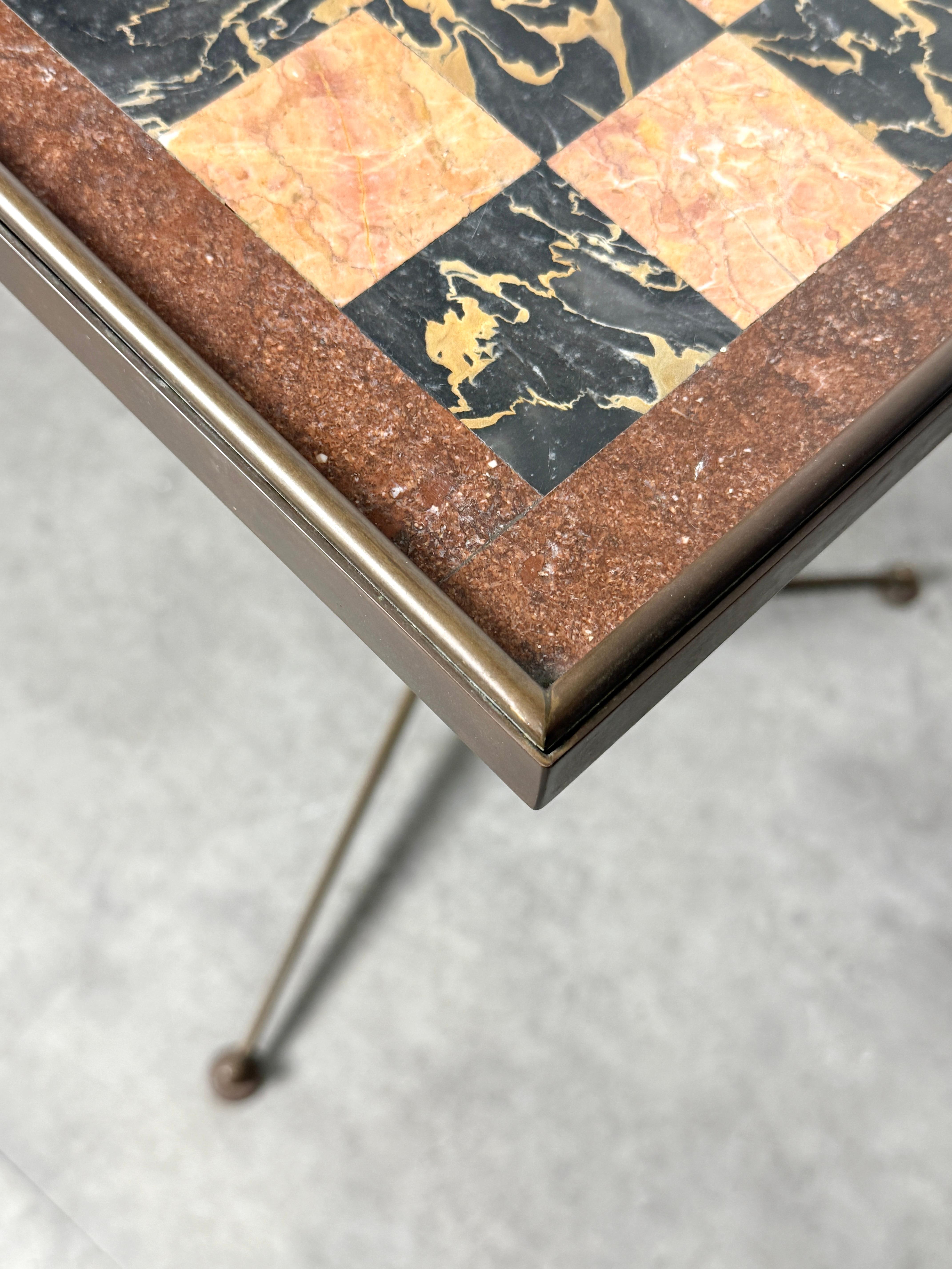 Italienische Mid Century Bronze Pietra Dura Marmor Schachbrett Tripod Beistelltisch im Angebot 7