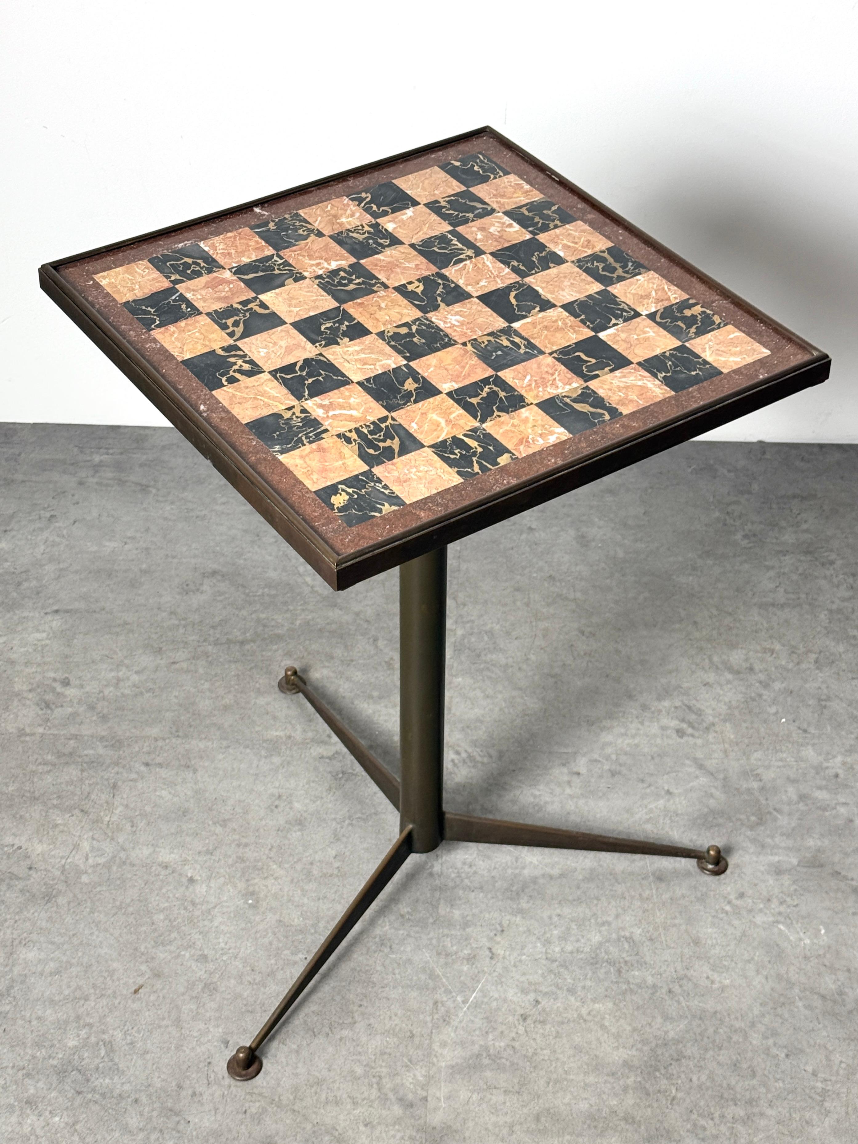 Italienische Mid Century Bronze Pietra Dura Marmor Schachbrett Tripod Beistelltisch im Zustand „Gut“ im Angebot in Troy, MI